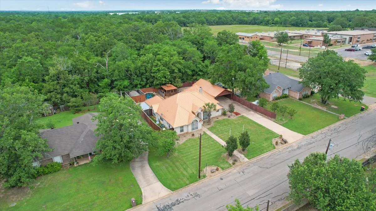 Single Family Residence For Sale in Lamar County , 3420 Graham Street, Paris, Texas 75460, 4 Bedroom, 3 Bathroom, 2 Garage spaces, 2,326 Sqft, built in 1998, Price $319,000, mls#21263055, Real Estate Agent in Paris, Homes For Sale in Lamar county, Homes For Sale in Paris, Realtor in Paris Texas, Real Estate Brokerage Independent Realty Texas, Luminita Cordes Realtor