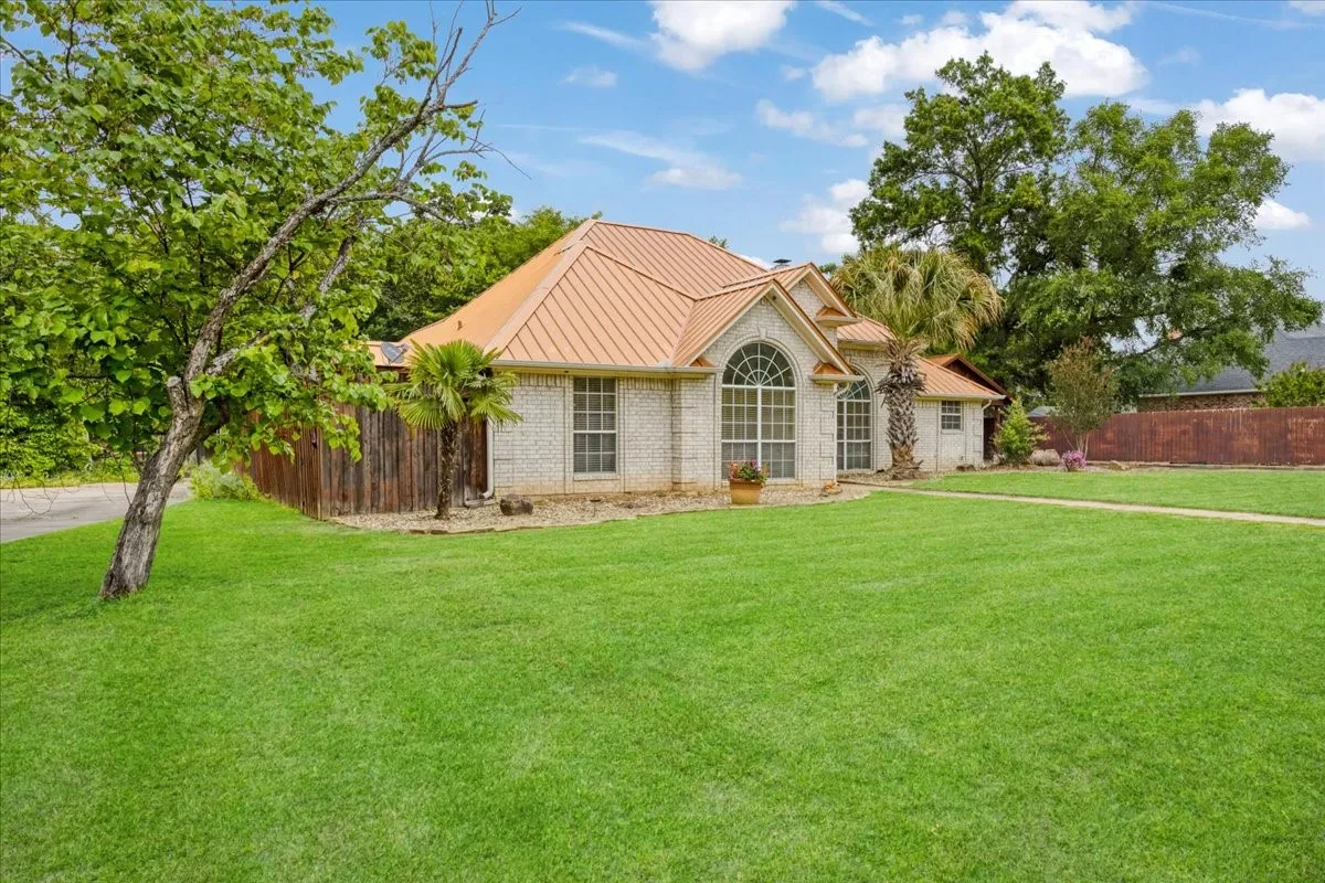 Single Family Residence For Sale in Lamar County , 3420 Graham Street, Paris, Texas 75460, 4 Bedroom, 3 Bathroom, 2 Garage spaces, 2,326 Sqft, built in 1998, Price $319,000, mls#21263055, Real Estate Agent in Paris, Homes For Sale in Lamar county, Homes For Sale in Paris, Realtor in Paris Texas, Real Estate Brokerage Independent Realty Texas, Luminita Cordes Realtor
