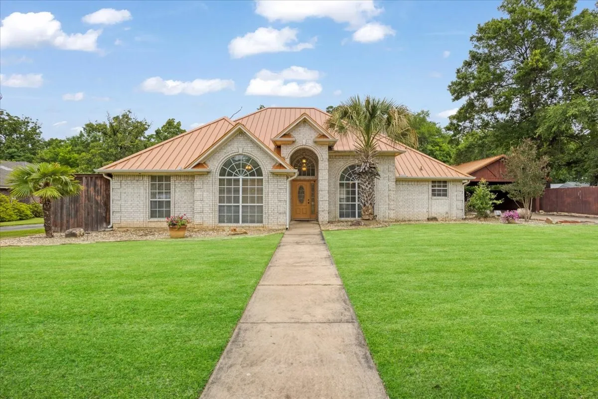 Single Family Residence For Sale in Lamar County , 3420 Graham Street, Paris, Texas 75460, 4 Bedroom, 3 Bathroom, 2 Garage spaces, 2,326 Sqft, built in 1998, Price $319,000, mls#21263055, Real Estate Agent in Paris, Homes For Sale in Lamar county, Homes For Sale in Paris, Realtor in Paris Texas, Real Estate Brokerage Independent Realty Texas, Luminita Cordes Realtor
