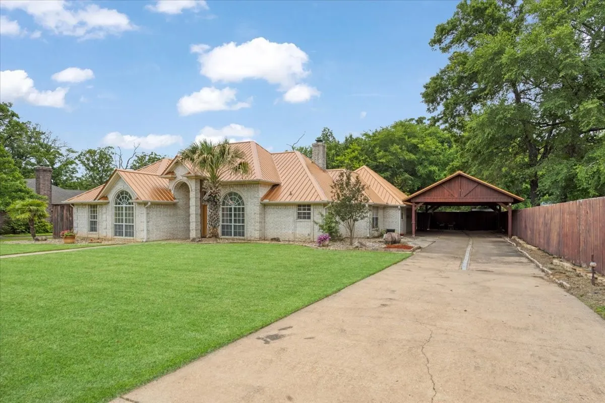 Single Family Residence For Sale in Lamar County , 3420 Graham Street, Paris, Texas 75460, 4 Bedroom, 3 Bathroom, 2 Garage spaces, 2,326 Sqft, built in 1998, Price $319,000, mls#21263055, Real Estate Agent in Paris, Homes For Sale in Lamar county, Homes For Sale in Paris, Realtor in Paris Texas, Real Estate Brokerage Independent Realty Texas, Luminita Cordes Realtor