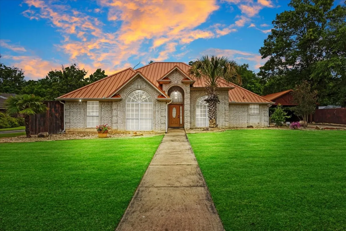 Single Family Residence For Sale in Lamar County , 3420 Graham Street, Paris, Texas 75460, 4 Bedroom, 3 Bathroom, 2 Garage spaces, 2,326 Sqft, built in 1998, Price $319,000, mls#21263055, Real Estate Agent in Paris, Homes For Sale in Lamar county, Homes For Sale in Paris, Realtor in Paris Texas, Real Estate Brokerage Independent Realty Texas, Luminita Cordes Realtor