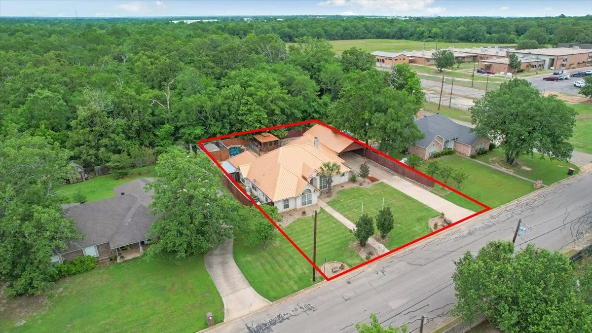 Single Family Residence For Sale in Lamar County , 3420 Graham Street, Paris, Texas 75460, 4 Bedroom, 3 Bathroom, 2 Garage spaces, 2,326 Sqft, built in 1998, Price $319,000, mls#21263055, Real Estate Agent in Paris, Homes For Sale in Lamar county, Homes For Sale in Paris, Realtor in Paris Texas, Real Estate Brokerage Independent Realty Texas, Luminita Cordes Realtor