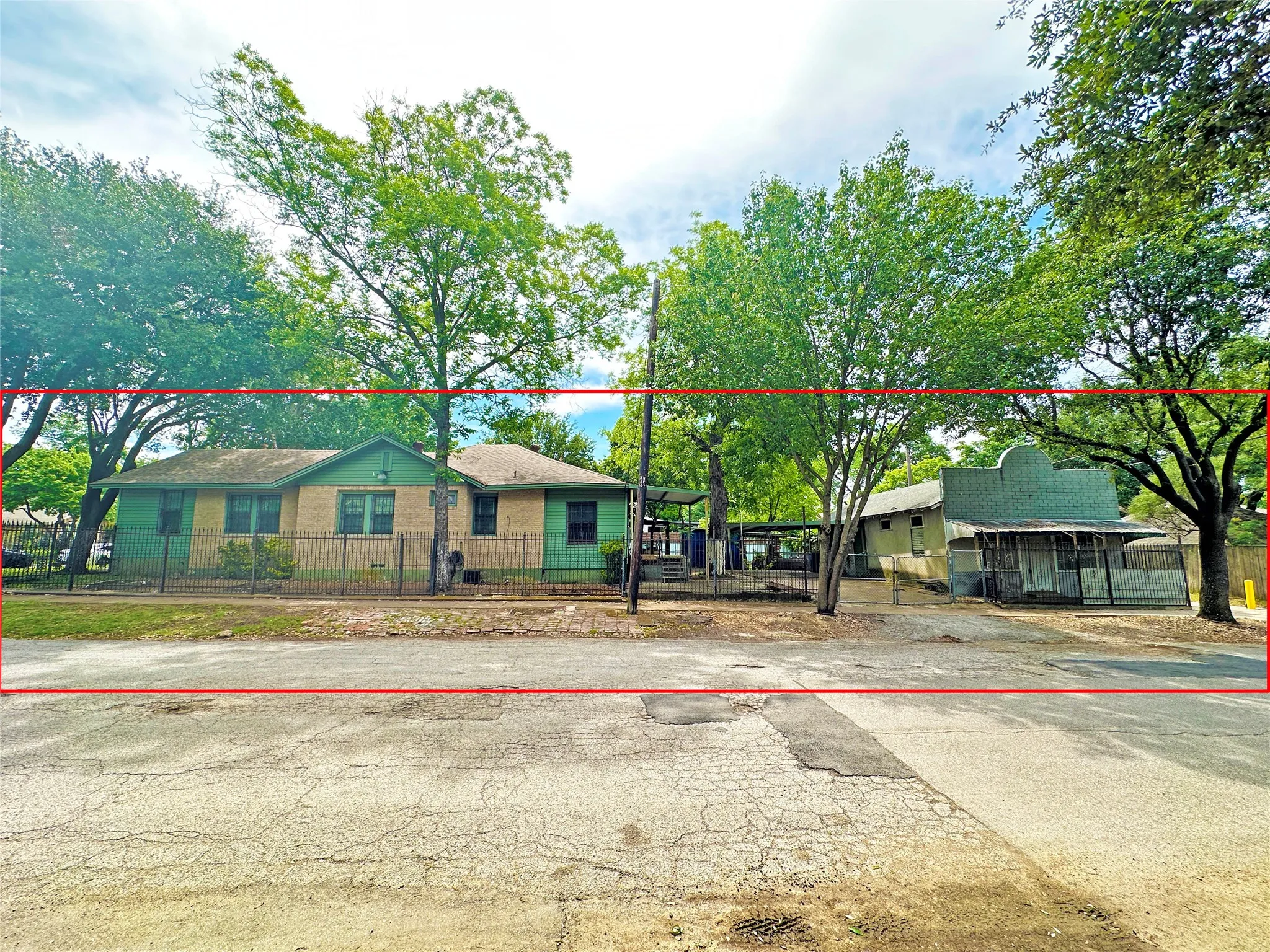 Single Family Residence For Sale in Dallas County , 1001 Grandview Avenue, Dallas, Texas 75223, 3 Bedroom, 2 Bathroom, Garage spaces, 1,662 Sqft, built in 1940, mls#21262259, Real Estate Agent in Dallas, Homes For Sale in Dallas county, Homes For Sale in Dallas, Realtor in Dallas Texas, Real Estate Brokerage Independent Realty Texas, Luminita Cordes Realtor
