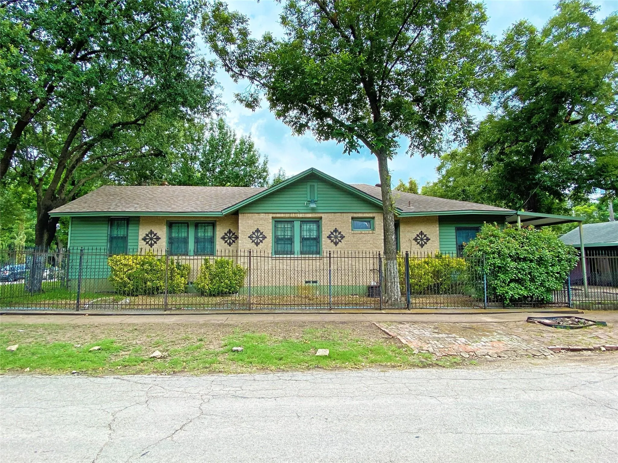 Single Family Residence For Sale in Dallas County , 1001 Grandview Avenue, Dallas, Texas 75223, 3 Bedroom, 2 Bathroom, Garage spaces, 1,662 Sqft, built in 1940, mls#21262259, Real Estate Agent in Dallas, Homes For Sale in Dallas county, Homes For Sale in Dallas, Realtor in Dallas Texas, Real Estate Brokerage Independent Realty Texas, Luminita Cordes Realtor