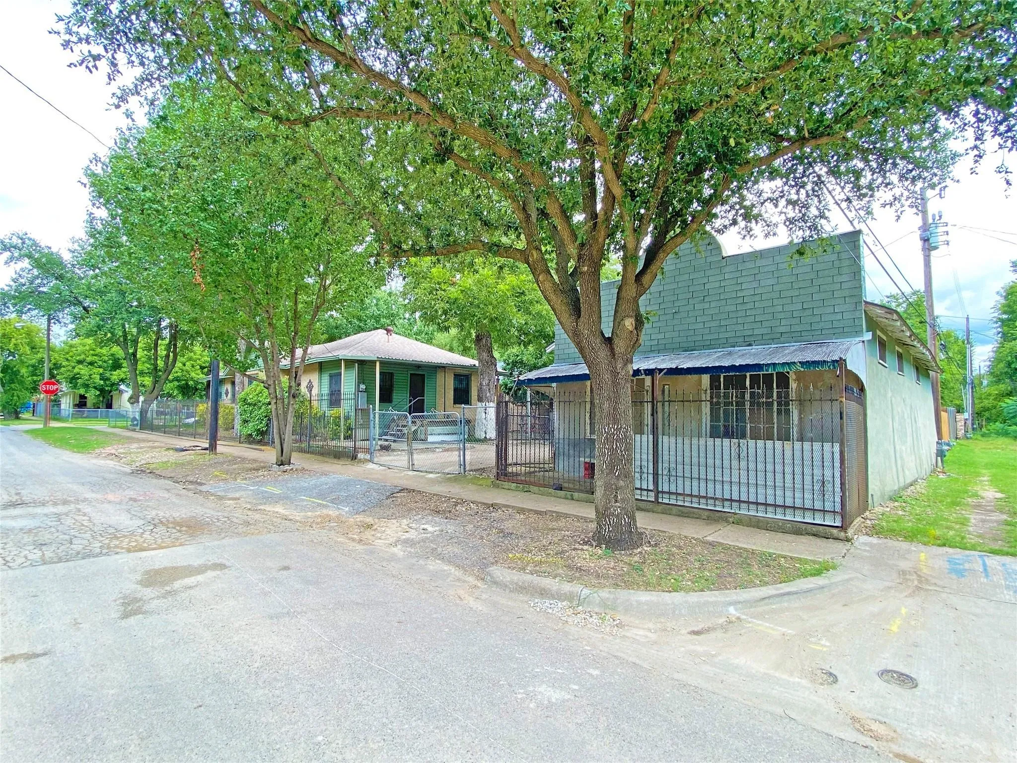 Single Family Residence For Sale in Dallas County , 1001 Grandview Avenue, Dallas, Texas 75223, 3 Bedroom, 2 Bathroom, Garage spaces, 1,662 Sqft, built in 1940, mls#21262259, Real Estate Agent in Dallas, Homes For Sale in Dallas county, Homes For Sale in Dallas, Realtor in Dallas Texas, Real Estate Brokerage Independent Realty Texas, Luminita Cordes Realtor
