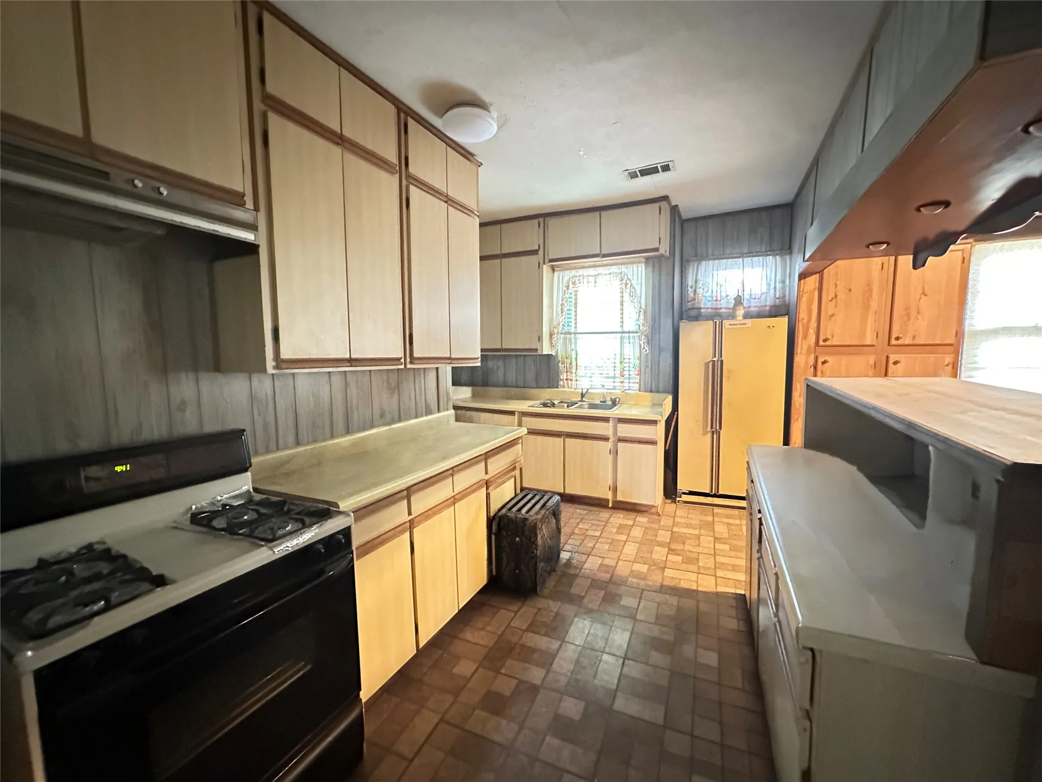 Single Family Residence For Sale in Dallas County , 1001 Grandview Avenue, Dallas, Texas 75223, 3 Bedroom, 2 Bathroom, Garage spaces, 1,662 Sqft, built in 1940, mls#21262259, Real Estate Agent in Dallas, Homes For Sale in Dallas county, Homes For Sale in Dallas, Realtor in Dallas Texas, Real Estate Brokerage Independent Realty Texas, Luminita Cordes Realtor