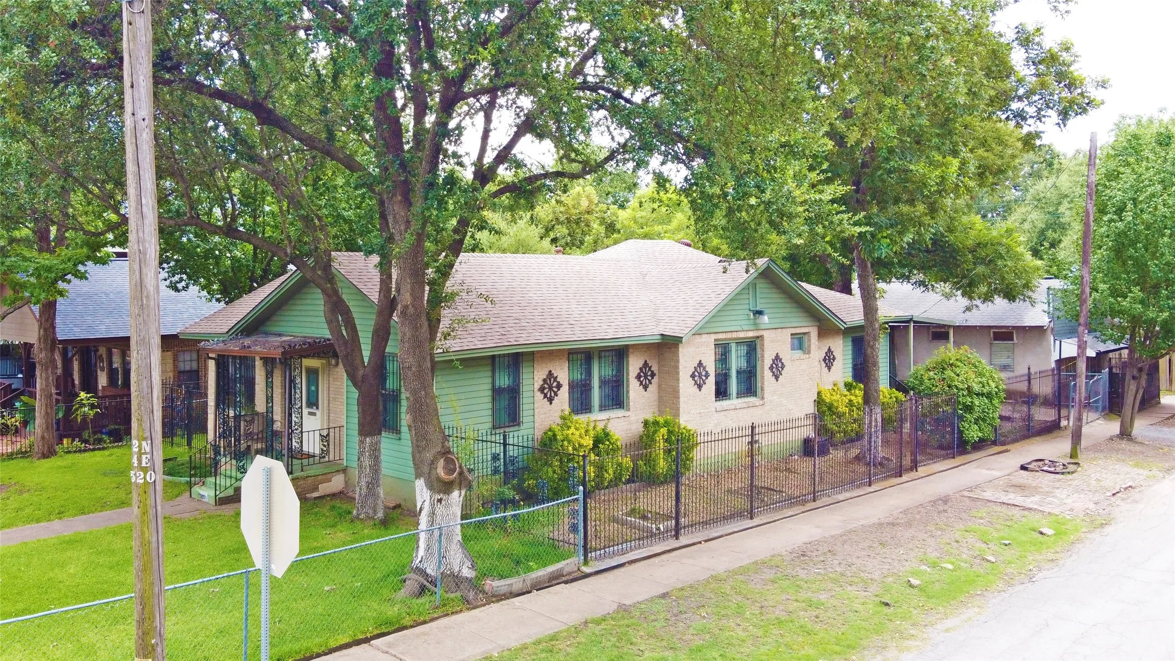 Single Family Residence For Sale in Dallas County , 1001 Grandview Avenue, Dallas, Texas 75223, 3 Bedroom, 2 Bathroom, Garage spaces, 1,662 Sqft, built in 1940, mls#21262259, Real Estate Agent in Dallas, Homes For Sale in Dallas county, Homes For Sale in Dallas, Realtor in Dallas Texas, Real Estate Brokerage Independent Realty Texas, Luminita Cordes Realtor