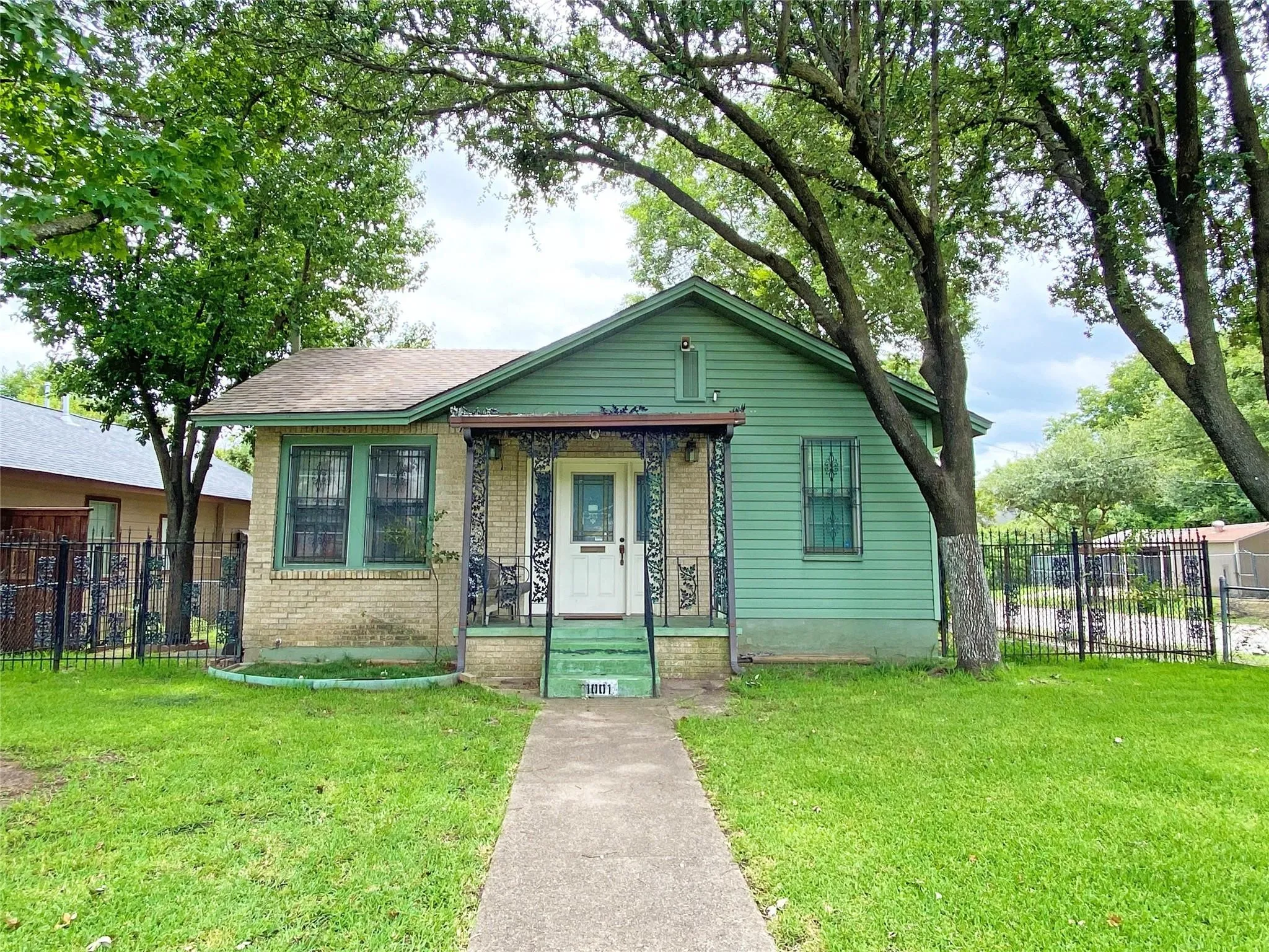 Single Family Residence For Sale in Dallas County , 1001 Grandview Avenue, Dallas, Texas 75223, 3 Bedroom, 2 Bathroom, Garage spaces, 1,662 Sqft, built in 1940, mls#21262259, Real Estate Agent in Dallas, Homes For Sale in Dallas county, Homes For Sale in Dallas, Realtor in Dallas Texas, Real Estate Brokerage Independent Realty Texas, Luminita Cordes Realtor