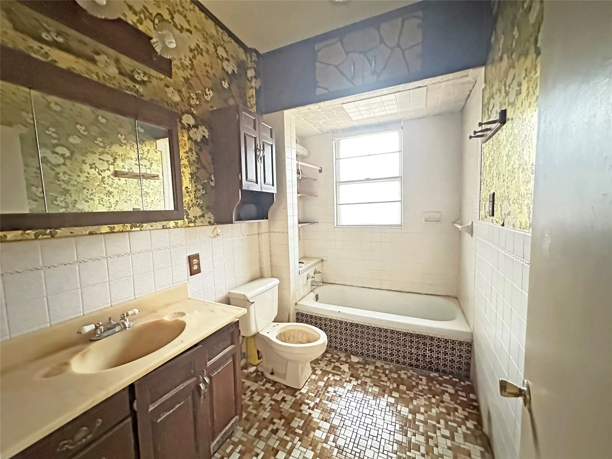 Single Family Residence For Sale in Dallas County , 1001 Grandview Avenue, Dallas, Texas 75223, 3 Bedroom, 2 Bathroom, Garage spaces, 1,662 Sqft, built in 1940, mls#21262259, Real Estate Agent in Dallas, Homes For Sale in Dallas county, Homes For Sale in Dallas, Realtor in Dallas Texas, Real Estate Brokerage Independent Realty Texas, Luminita Cordes Realtor