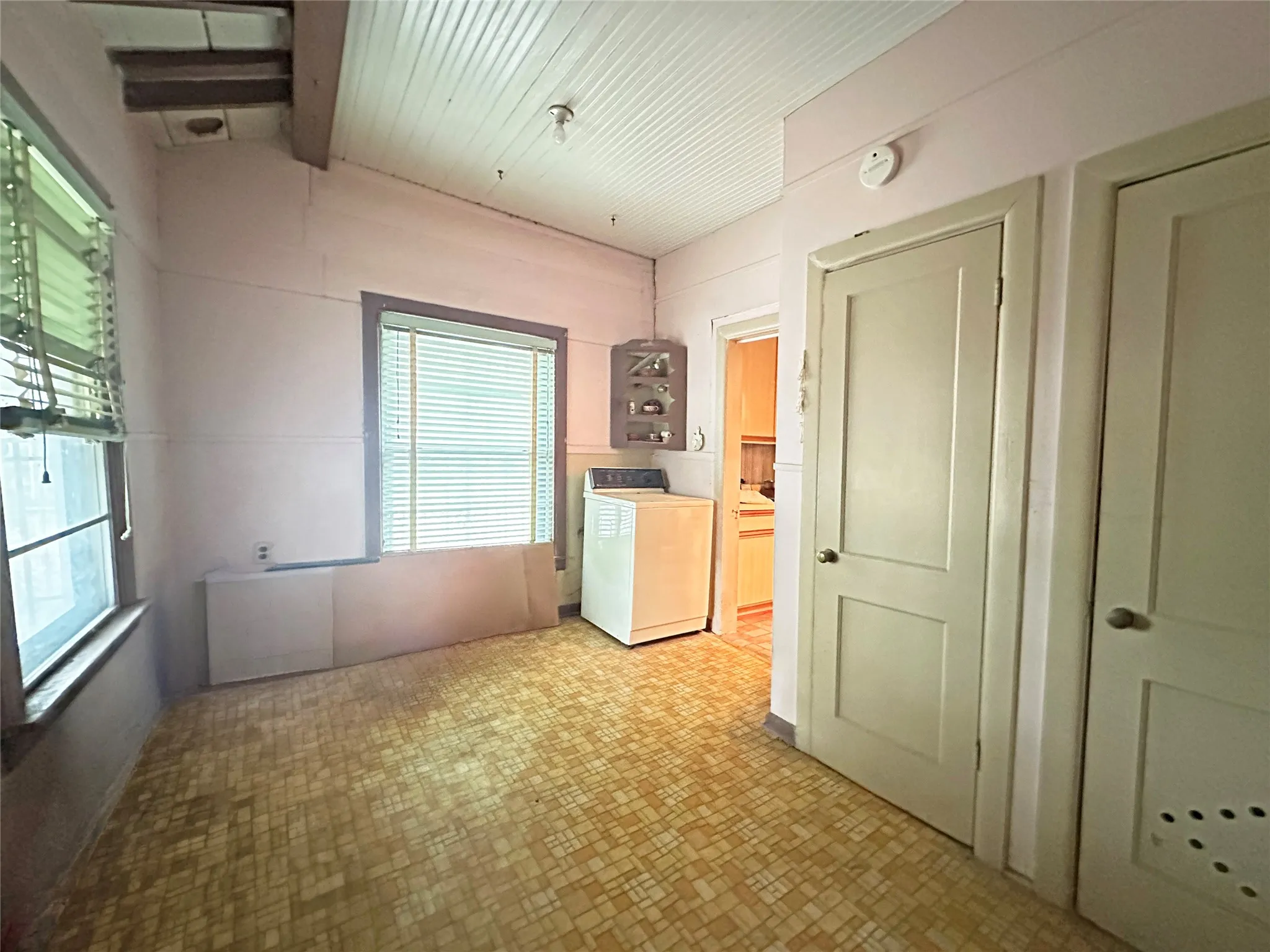 Single Family Residence For Sale in Dallas County , 1001 Grandview Avenue, Dallas, Texas 75223, 3 Bedroom, 2 Bathroom, Garage spaces, 1,662 Sqft, built in 1940, mls#21262259, Real Estate Agent in Dallas, Homes For Sale in Dallas county, Homes For Sale in Dallas, Realtor in Dallas Texas, Real Estate Brokerage Independent Realty Texas, Luminita Cordes Realtor