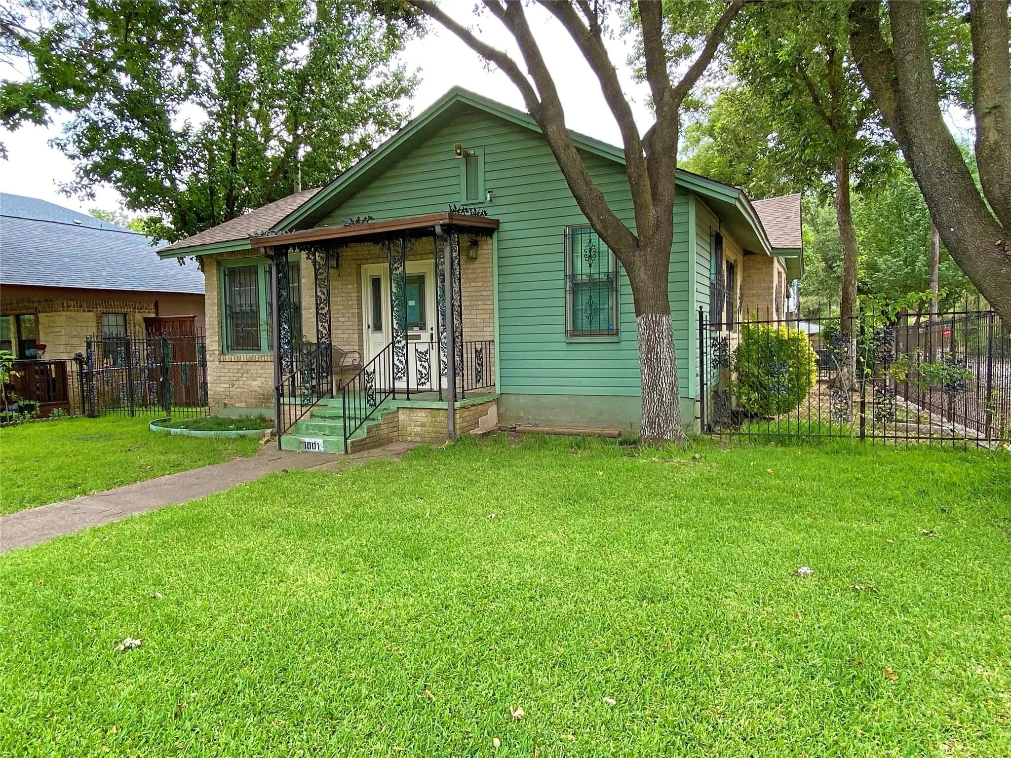 Single Family Residence For Sale in Dallas County , 1001 Grandview Avenue, Dallas, Texas 75223, 3 Bedroom, 2 Bathroom, Garage spaces, 1,662 Sqft, built in 1940, mls#21262259, Real Estate Agent in Dallas, Homes For Sale in Dallas county, Homes For Sale in Dallas, Realtor in Dallas Texas, Real Estate Brokerage Independent Realty Texas, Luminita Cordes Realtor