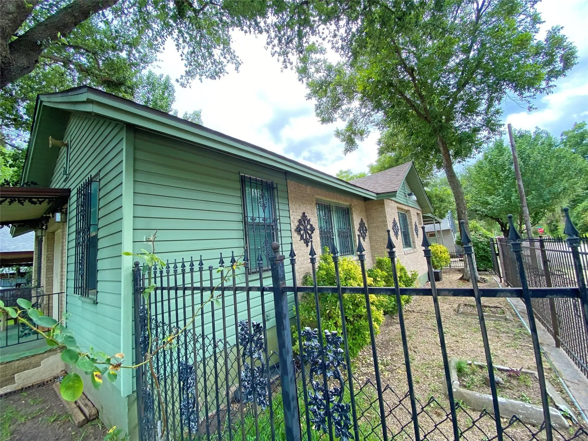 Single Family Residence For Sale in Dallas County , 1001 Grandview Avenue, Dallas, Texas 75223, 3 Bedroom, 2 Bathroom, Garage spaces, 1,662 Sqft, built in 1940, mls#21262259, Real Estate Agent in Dallas, Homes For Sale in Dallas county, Homes For Sale in Dallas, Realtor in Dallas Texas, Real Estate Brokerage Independent Realty Texas, Luminita Cordes Realtor