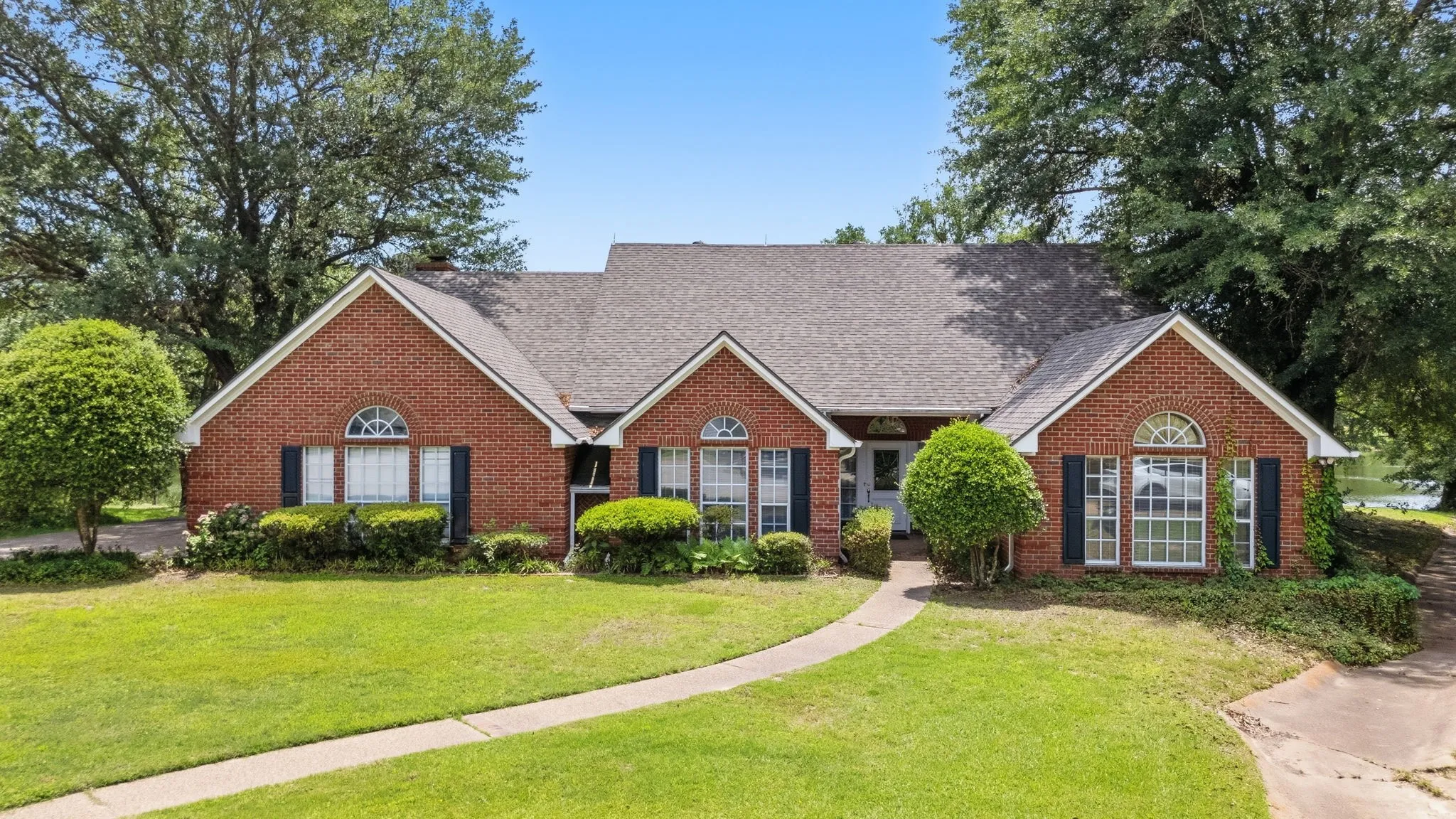 Single Family Residence For Sale in Wood County , 241 Lakeside Place, Mineola, Texas 75773, 3 Bedroom, 3 Bathroom, 2 Garage spaces, 2,383 Sqft, built in 1992, mls#21263505, Real Estate Agent in Mineola, Homes For Sale in Wood county, Homes For Sale in Mineola, Realtor in Mineola Texas, Real Estate Brokerage Independent Realty Texas, Luminita Cordes Realtor