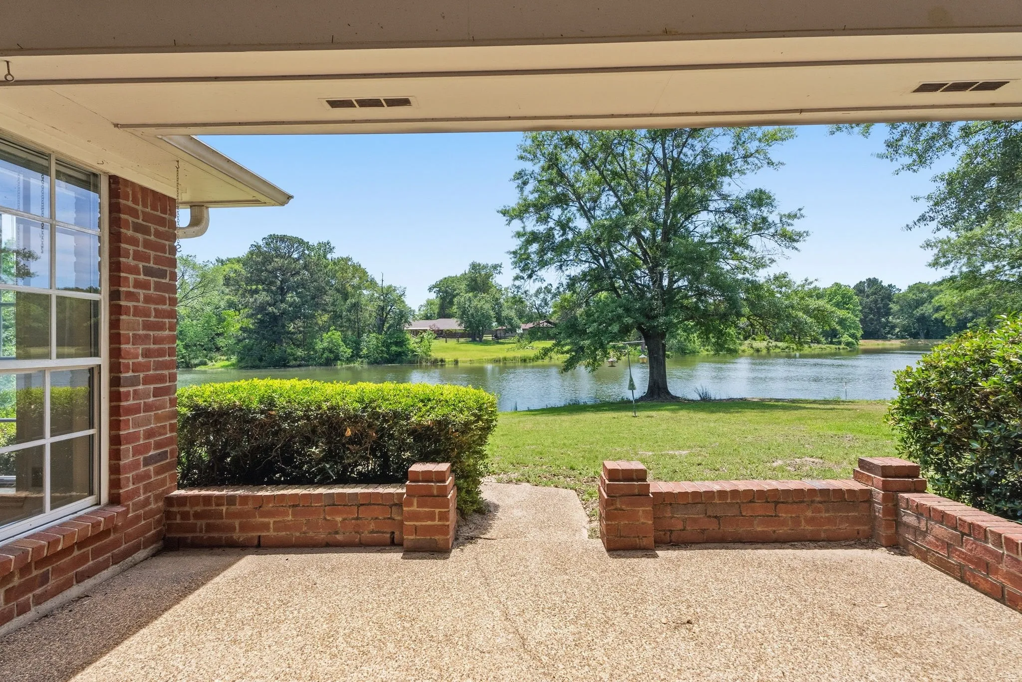 Single Family Residence For Sale in Wood County , 241 Lakeside Place, Mineola, Texas 75773, 3 Bedroom, 3 Bathroom, 2 Garage spaces, 2,383 Sqft, built in 1992, mls#21263505, Real Estate Agent in Mineola, Homes For Sale in Wood county, Homes For Sale in Mineola, Realtor in Mineola Texas, Real Estate Brokerage Independent Realty Texas, Luminita Cordes Realtor