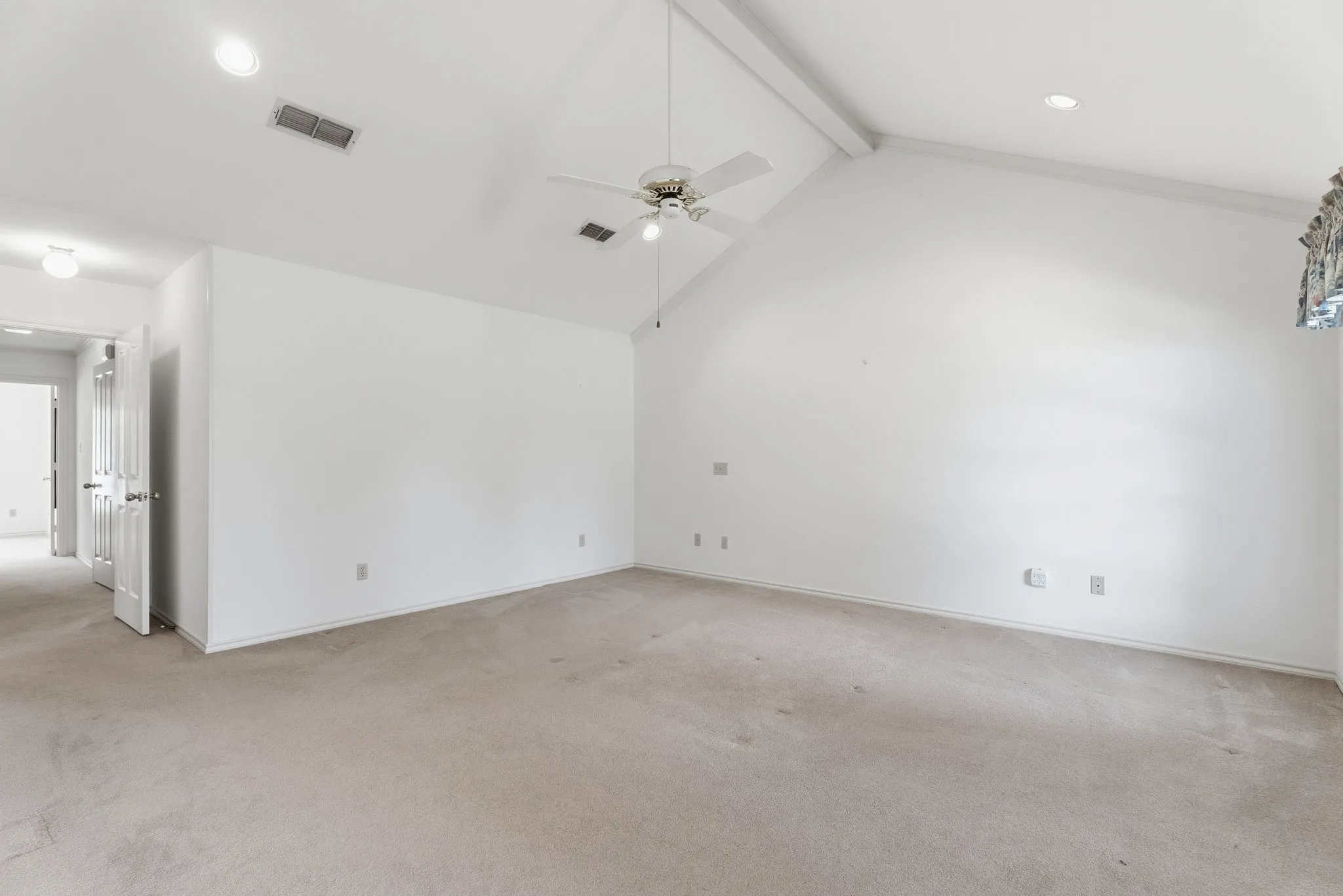 Single Family Residence For Sale in Wood County , 241 Lakeside Place, Mineola, Texas 75773, 3 Bedroom, 3 Bathroom, 2 Garage spaces, 2,383 Sqft, built in 1992, mls#21263505, Real Estate Agent in Mineola, Homes For Sale in Wood county, Homes For Sale in Mineola, Realtor in Mineola Texas, Real Estate Brokerage Independent Realty Texas, Luminita Cordes Realtor