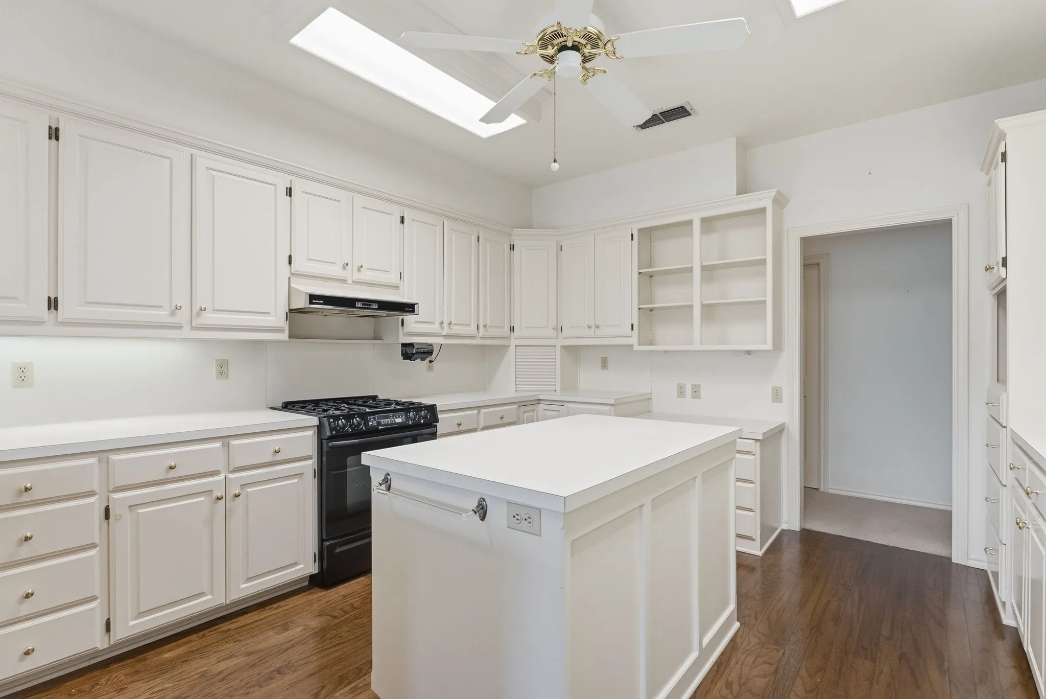 Single Family Residence For Sale in Wood County , 241 Lakeside Place, Mineola, Texas 75773, 3 Bedroom, 3 Bathroom, 2 Garage spaces, 2,383 Sqft, built in 1992, mls#21263505, Real Estate Agent in Mineola, Homes For Sale in Wood county, Homes For Sale in Mineola, Realtor in Mineola Texas, Real Estate Brokerage Independent Realty Texas, Luminita Cordes Realtor