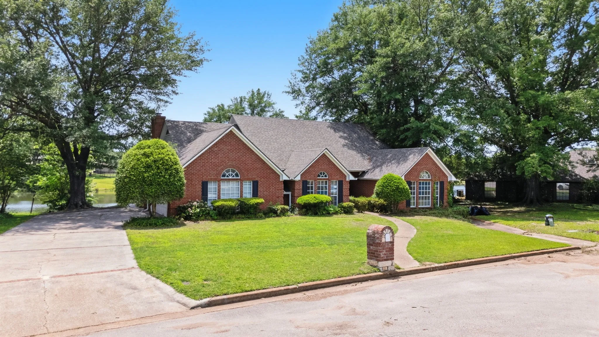 Single Family Residence For Sale in Wood County , 241 Lakeside Place, Mineola, Texas 75773, 3 Bedroom, 3 Bathroom, 2 Garage spaces, 2,383 Sqft, built in 1992, mls#21263505, Real Estate Agent in Mineola, Homes For Sale in Wood county, Homes For Sale in Mineola, Realtor in Mineola Texas, Real Estate Brokerage Independent Realty Texas, Luminita Cordes Realtor