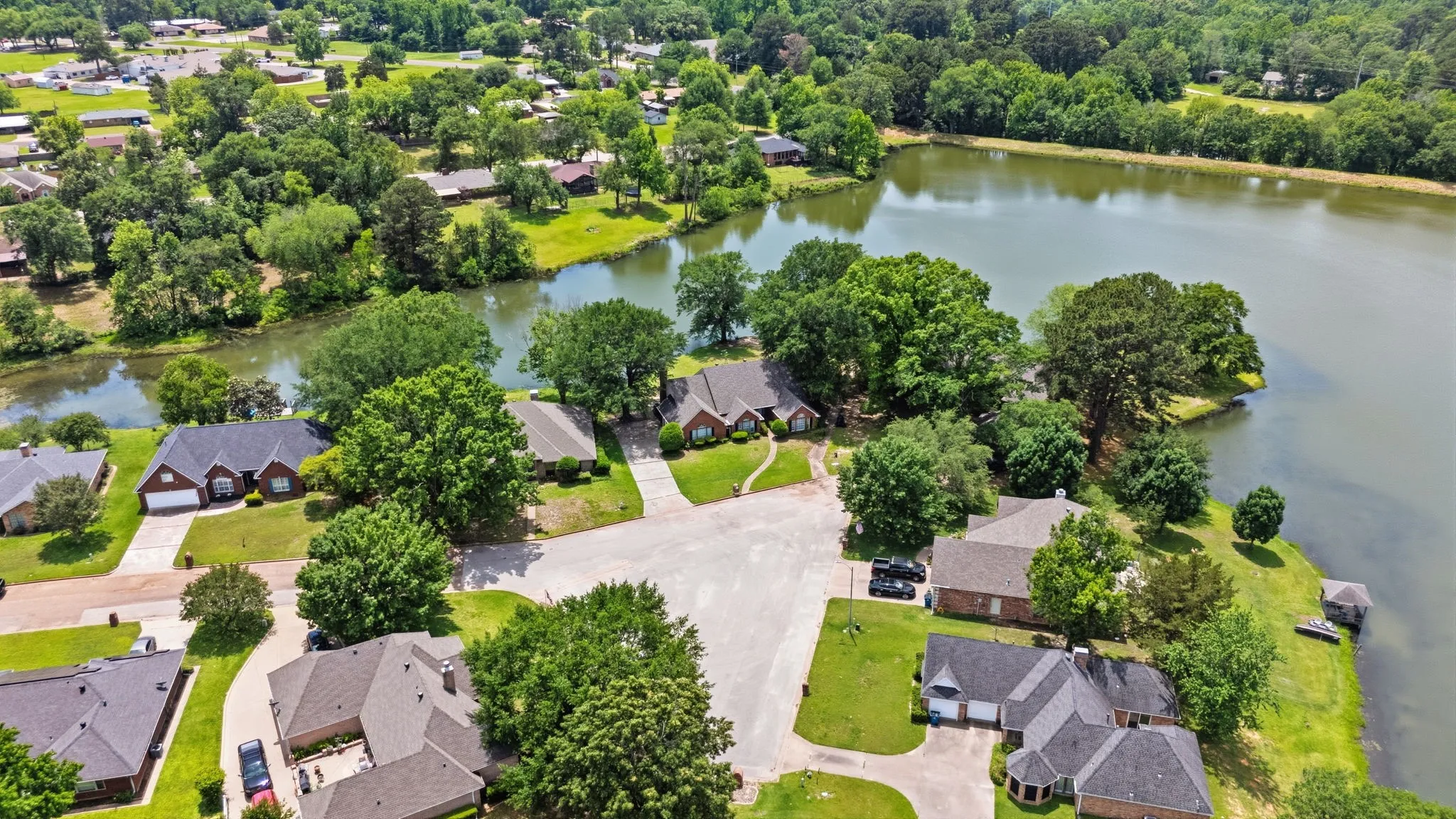 Single Family Residence For Sale in Wood County , 241 Lakeside Place, Mineola, Texas 75773, 3 Bedroom, 3 Bathroom, 2 Garage spaces, 2,383 Sqft, built in 1992, mls#21263505, Real Estate Agent in Mineola, Homes For Sale in Wood county, Homes For Sale in Mineola, Realtor in Mineola Texas, Real Estate Brokerage Independent Realty Texas, Luminita Cordes Realtor