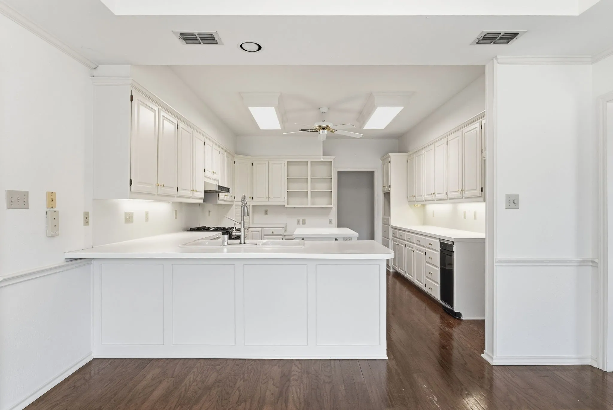 Single Family Residence For Sale in Wood County , 241 Lakeside Place, Mineola, Texas 75773, 3 Bedroom, 3 Bathroom, 2 Garage spaces, 2,383 Sqft, built in 1992, mls#21263505, Real Estate Agent in Mineola, Homes For Sale in Wood county, Homes For Sale in Mineola, Realtor in Mineola Texas, Real Estate Brokerage Independent Realty Texas, Luminita Cordes Realtor