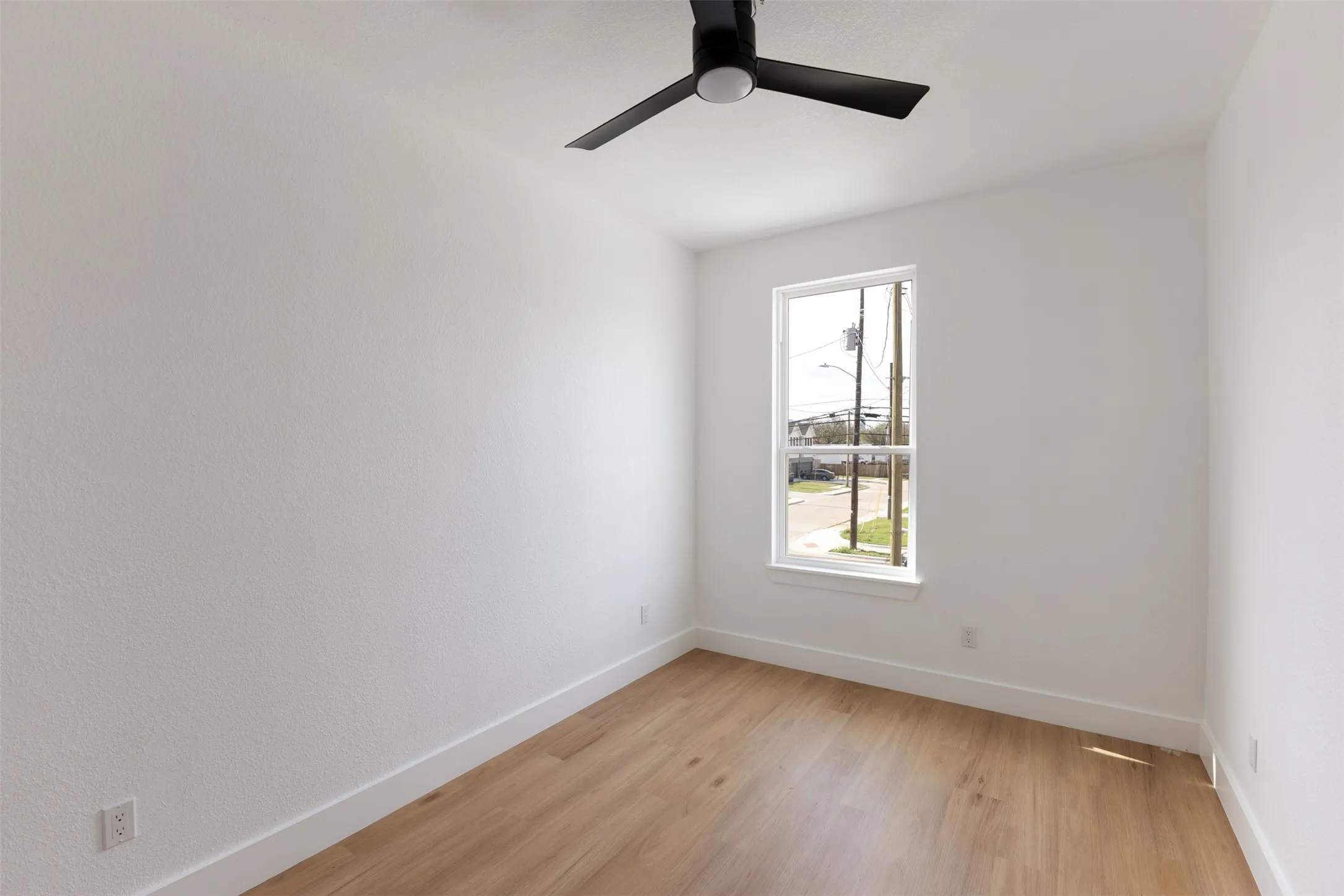 Unfurnished room with light wood-type flooring and a ceiling fan