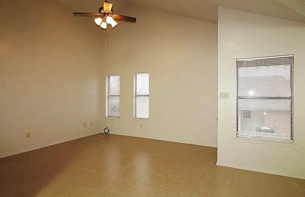 Duplex For Rent in Parker County , 1110 Curtis Drive, Weatherford, Texas 76086, 2 Bedroom, 2 Bathroom, Garage spaces, 1,004 Sqft, built in 1984, mls#21264354, Real Estate Agent in Weatherford, Homes For Rent in Parker county, Homes For Rent in Weatherford, Realtor in Weatherford Texas, Real Estate Brokerage Independent Realty Texas, Luminita Cordes Realtor
