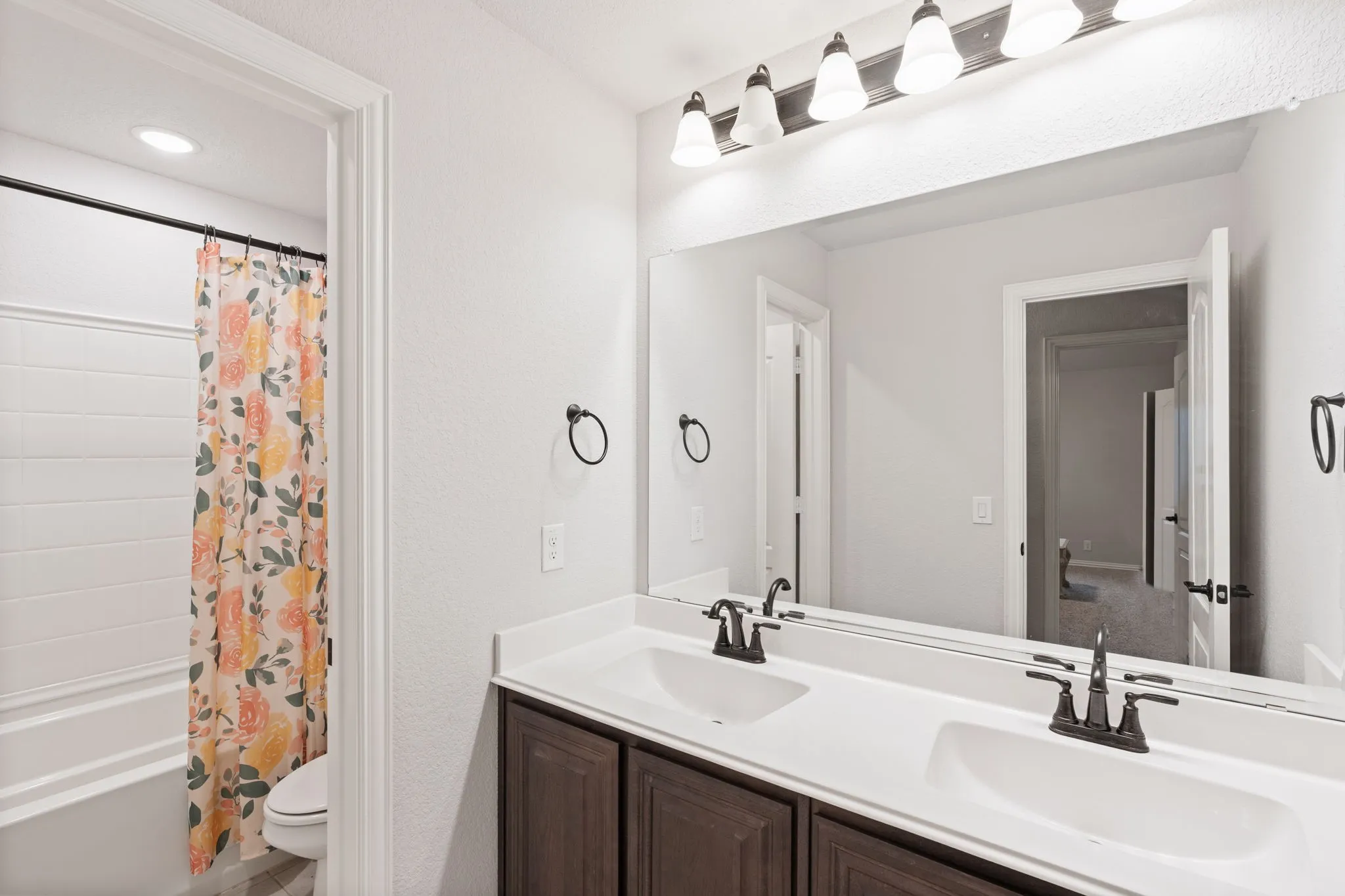 Full Bathroom in hallway