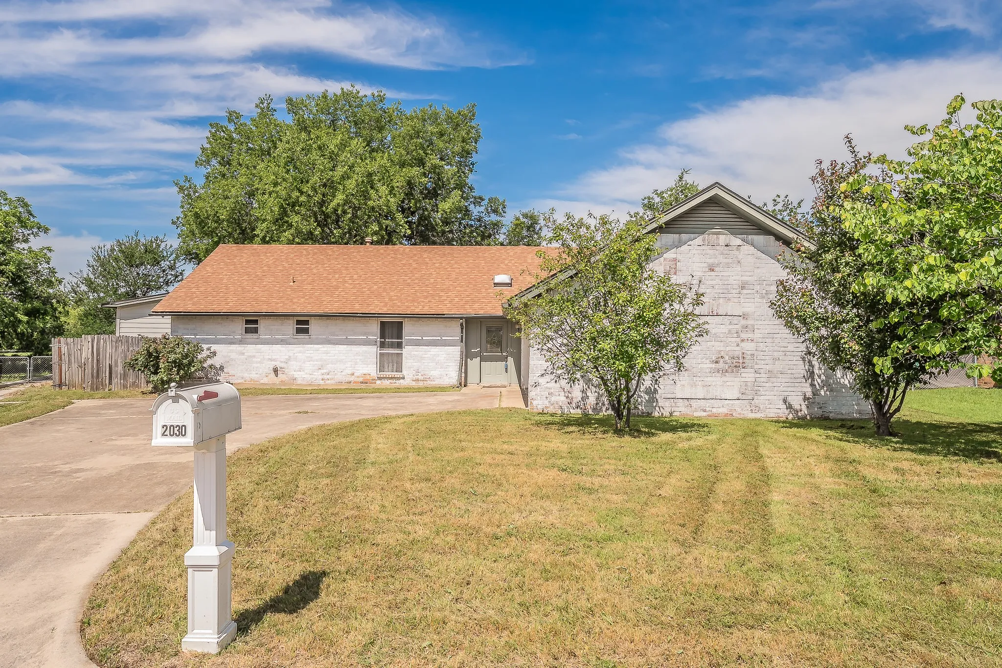 Single Family Residence For Sale in Denton County , 2030 Golf Court, Denton, Texas 76205, 3 Bedroom, 2 Bathroom, 2 Garage spaces, 1,756 Sqft, built in 1983, mls#21264308, Real Estate Agent in Denton, Homes For Sale in Denton county, Homes For Sale in Denton, Realtor in Denton Texas, Real Estate Brokerage Independent Realty Texas, Luminita Cordes Realtor
