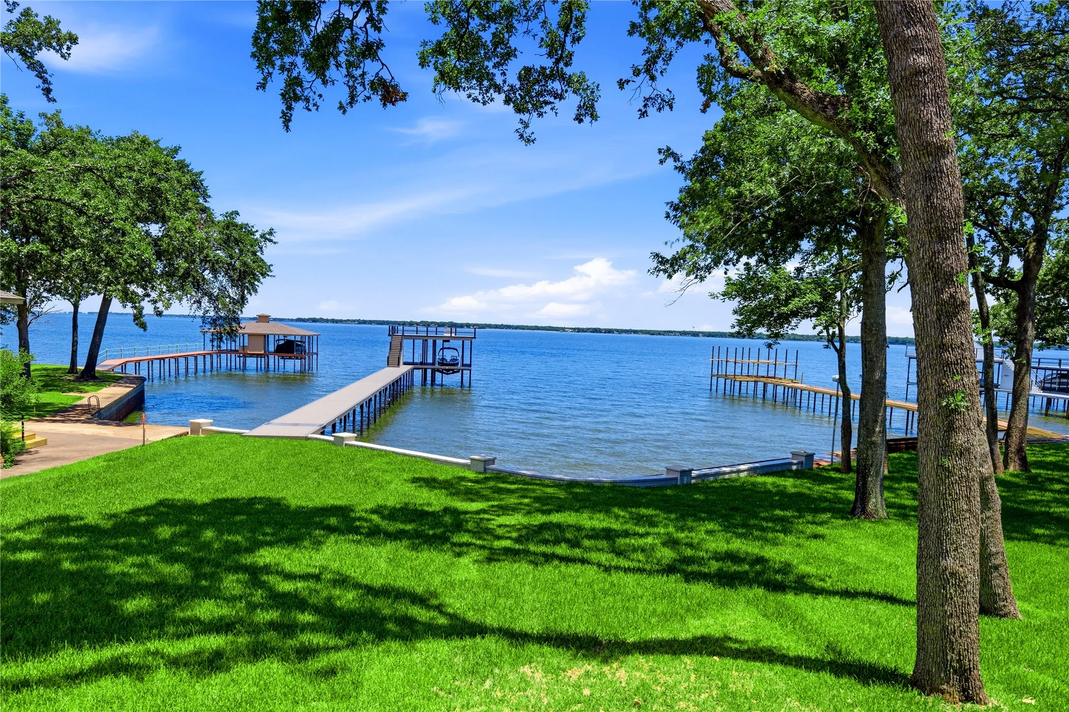 Single Family Residence For Sale in Henderson County , 100 Brentwood Estates Drive, Trinidad, Texas 75163, 6 Bedroom, 6 Bathroom, 2 Garage spaces, 3,843 Sqft, built in 2026, Price $2,299,000, mls#21263788, Real Estate Agent in Trinidad, Homes For Sale in Henderson county, Homes For Sale in Trinidad, Realtor in Trinidad Texas, Real Estate Brokerage Independent Realty Texas, Luminita Cordes Realtor