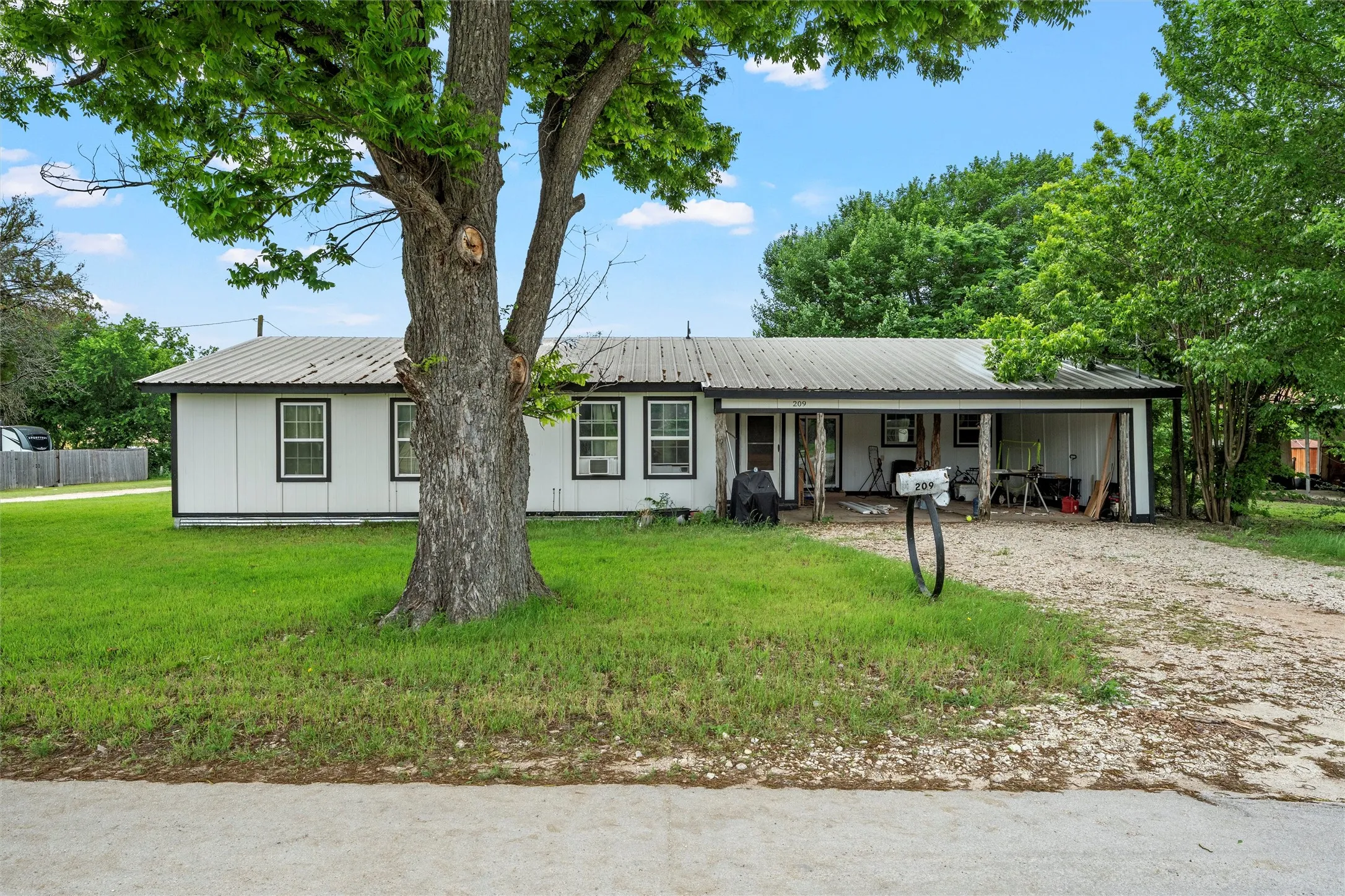 Single Family Residence For Sale in Mc Lennan County , 209 N Goddard Street, Mart, Texas 76664, 3 Bedroom, 2 Bathroom, Garage spaces, 1,662 Sqft, built in 1974, Price $229,000, mls#21263820, Real Estate Agent in Mart, Homes For Sale in Mc Lennan county, Homes For Sale in Mart, Realtor in Mart Texas, Real Estate Brokerage Independent Realty Texas, Luminita Cordes Realtor