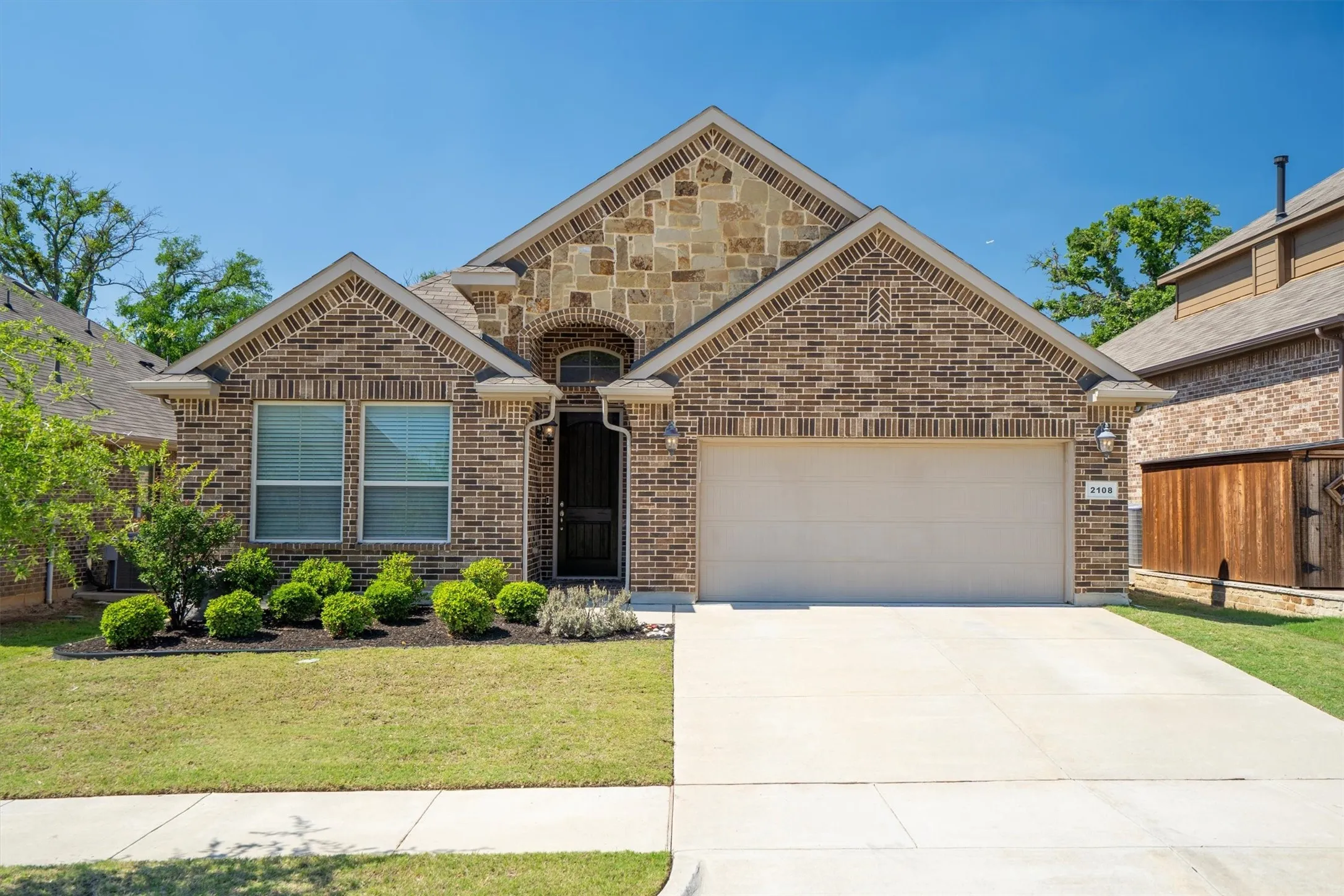 Single Family Residence For Sale in Denton County , 2108 Moonsail Lane, Denton, Texas 76210, 3 Bedroom, 3 Bathroom, 2 Garage spaces, 2,204 Sqft, built in 2018, mls#21264233, Real Estate Agent in Denton, Homes For Sale in Denton county, Homes For Sale in Denton, Realtor in Denton Texas, Real Estate Brokerage Independent Realty Texas, Luminita Cordes Realtor