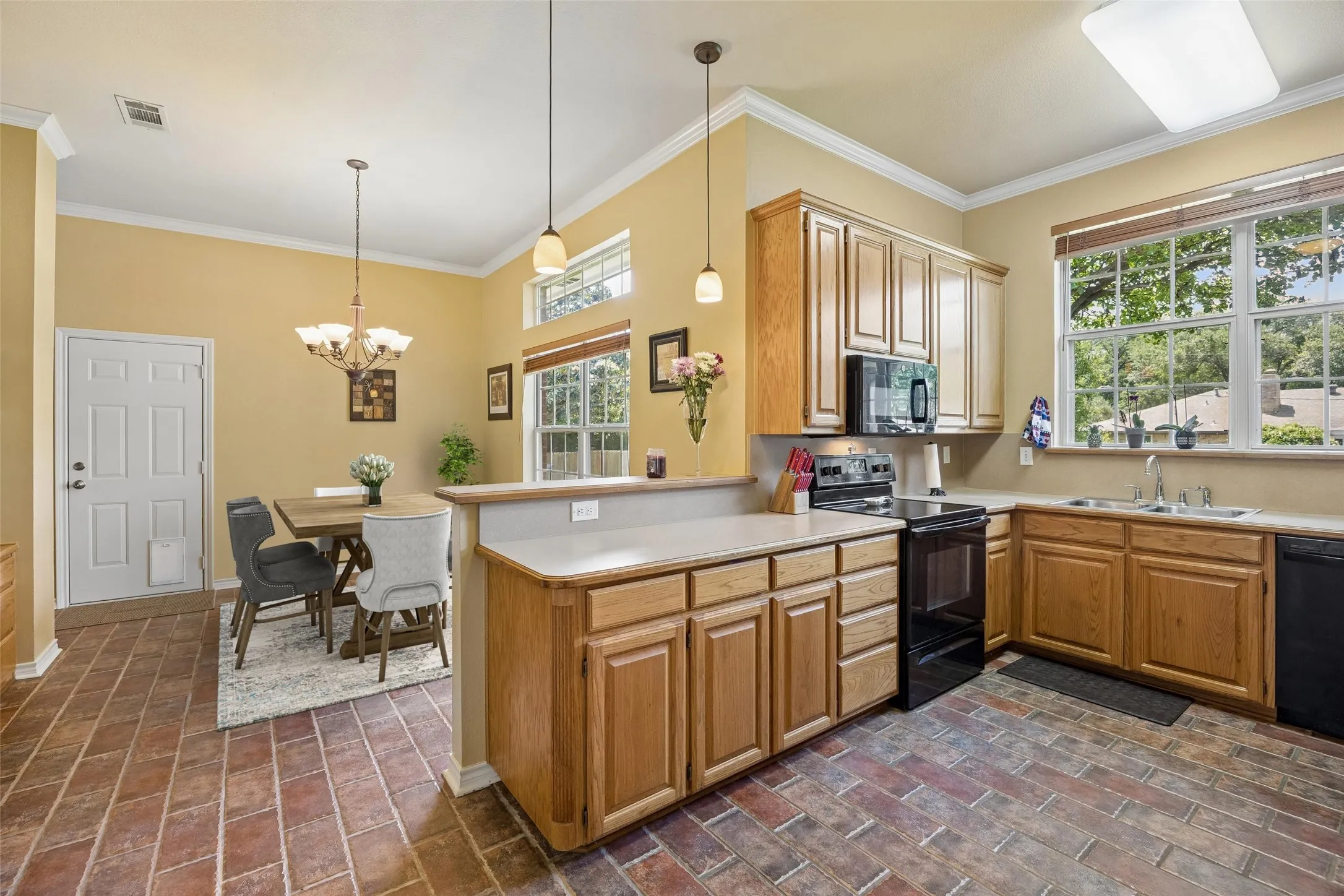 Single Family Residence For Sale in Denton County , 621 W Windsor Drive, Denton, Texas 76207, 3 Bedroom, 2 Bathroom, 2 Garage spaces, 1,660 Sqft, built in 1995, mls#21264438, Real Estate Agent in Denton, Homes For Sale in Denton county, Homes For Sale in Denton, Realtor in Denton Texas, Real Estate Brokerage Independent Realty Texas, Luminita Cordes Realtor