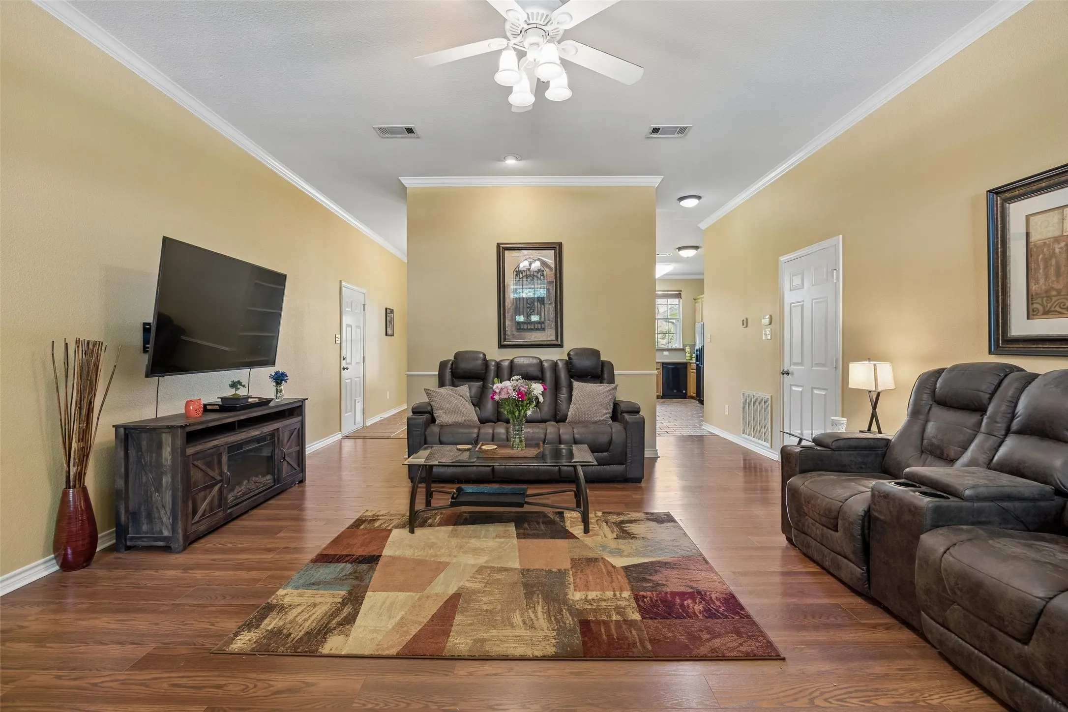 Single Family Residence For Sale in Denton County , 621 W Windsor Drive, Denton, Texas 76207, 3 Bedroom, 2 Bathroom, 2 Garage spaces, 1,660 Sqft, built in 1995, mls#21264438, Real Estate Agent in Denton, Homes For Sale in Denton county, Homes For Sale in Denton, Realtor in Denton Texas, Real Estate Brokerage Independent Realty Texas, Luminita Cordes Realtor