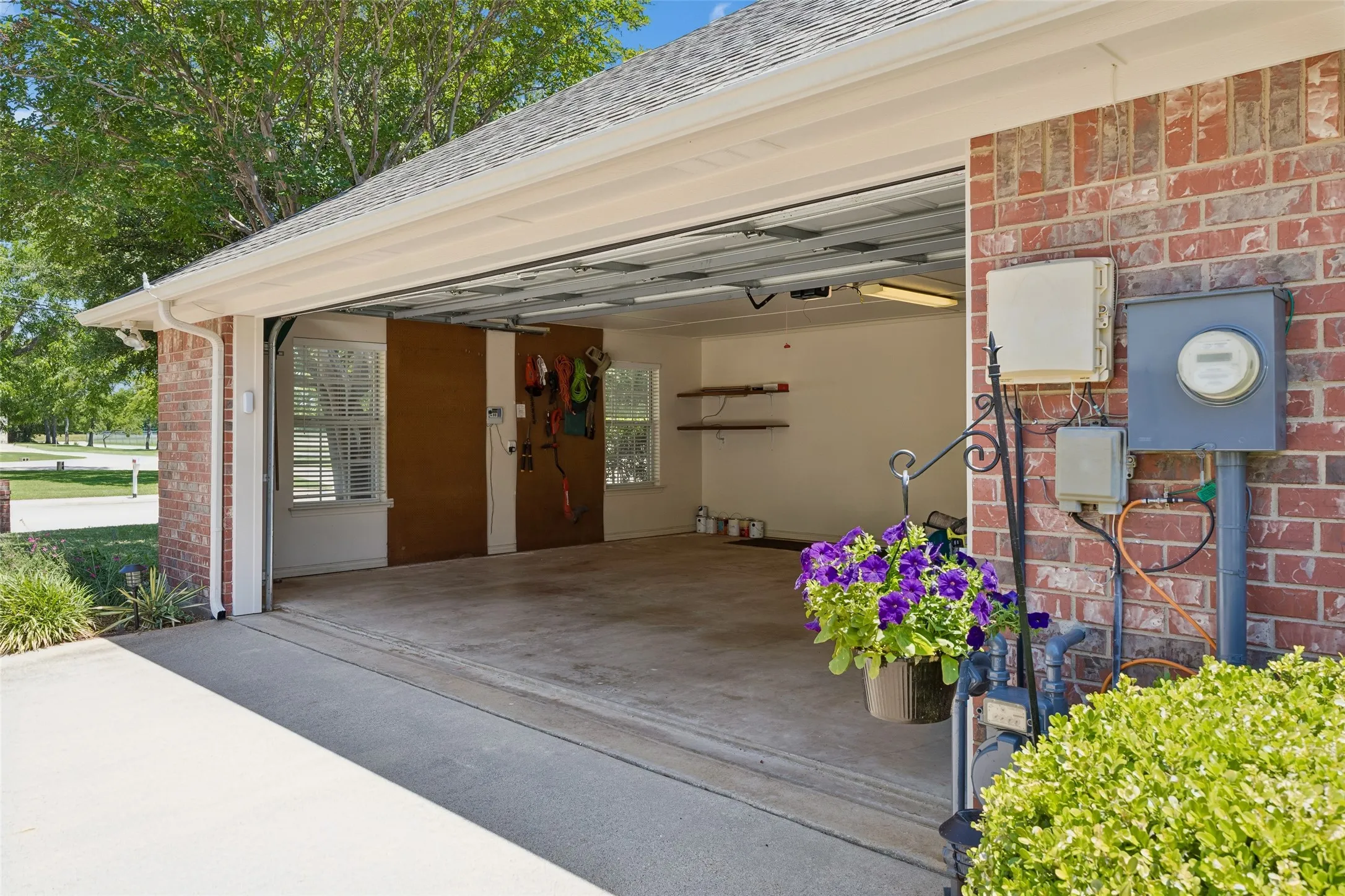 Single Family Residence For Sale in Denton County , 621 W Windsor Drive, Denton, Texas 76207, 3 Bedroom, 2 Bathroom, 2 Garage spaces, 1,660 Sqft, built in 1995, mls#21264438, Real Estate Agent in Denton, Homes For Sale in Denton county, Homes For Sale in Denton, Realtor in Denton Texas, Real Estate Brokerage Independent Realty Texas, Luminita Cordes Realtor