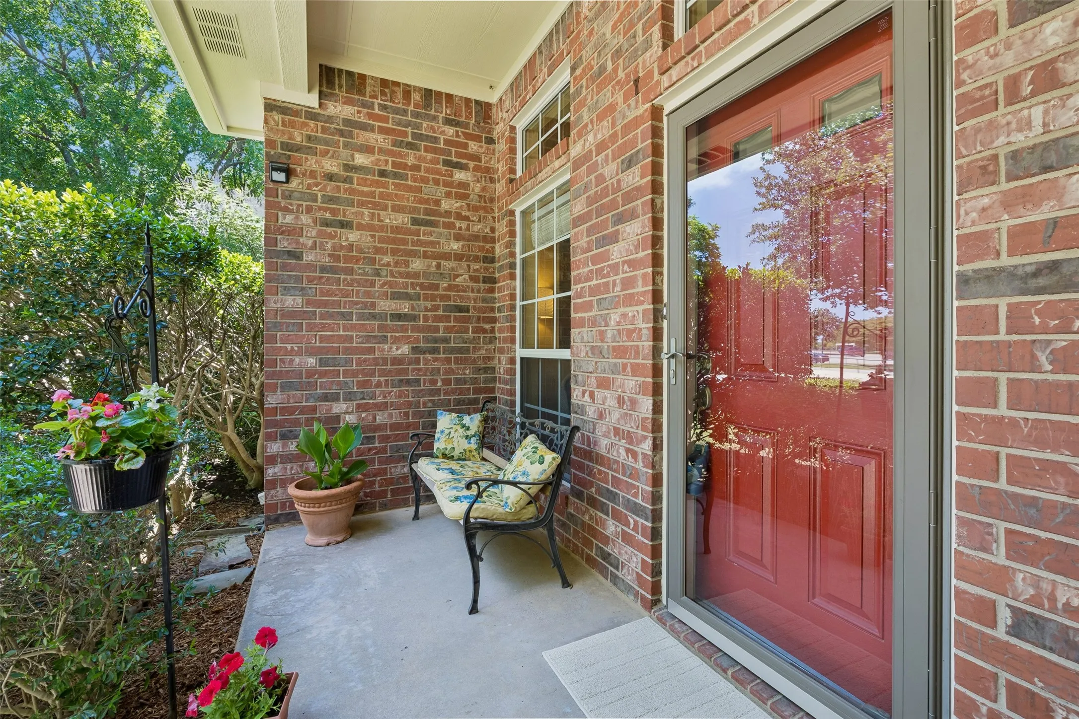 Single Family Residence For Sale in Denton County , 621 W Windsor Drive, Denton, Texas 76207, 3 Bedroom, 2 Bathroom, 2 Garage spaces, 1,660 Sqft, built in 1995, mls#21264438, Real Estate Agent in Denton, Homes For Sale in Denton county, Homes For Sale in Denton, Realtor in Denton Texas, Real Estate Brokerage Independent Realty Texas, Luminita Cordes Realtor