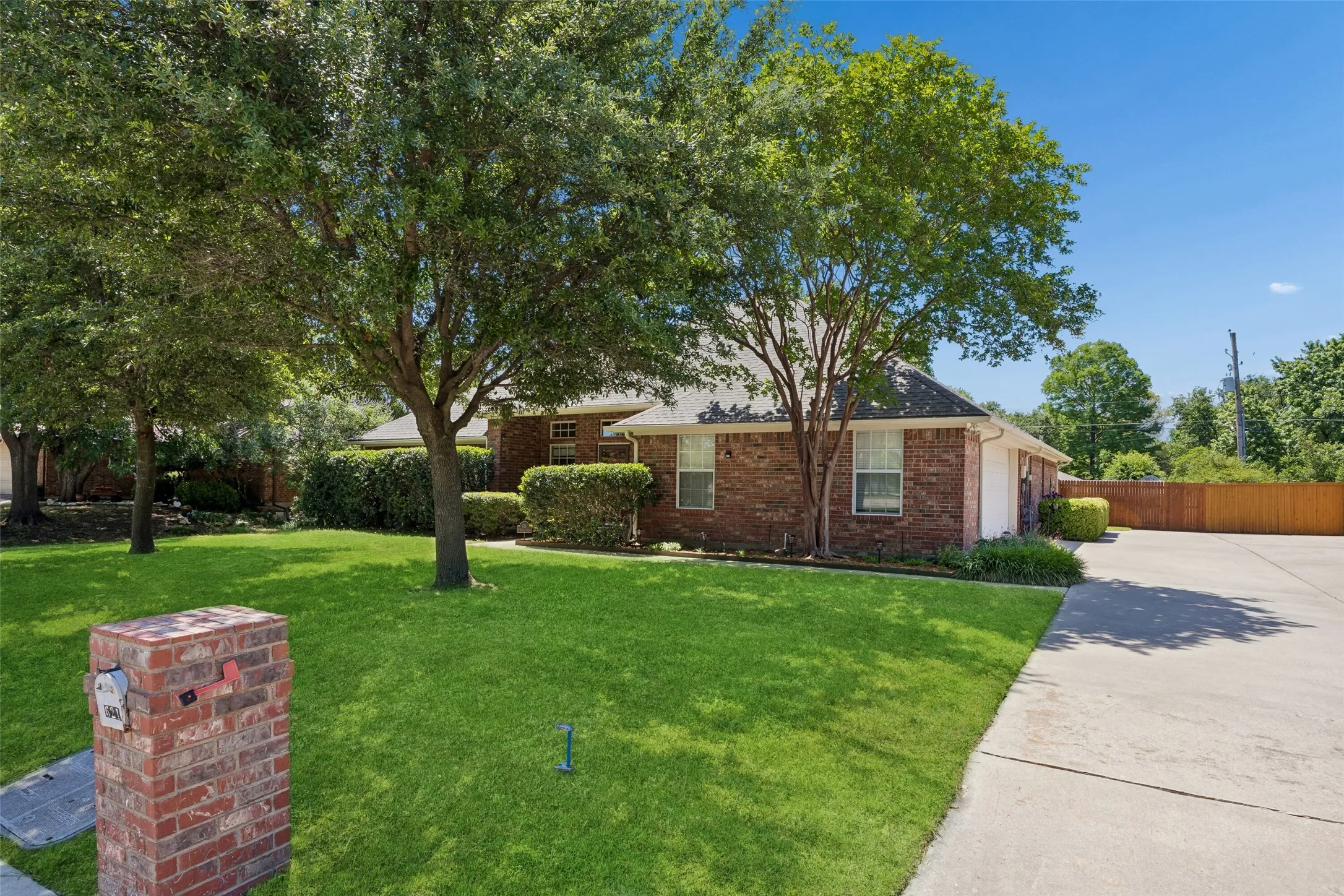 Single Family Residence For Sale in Denton County , 621 W Windsor Drive, Denton, Texas 76207, 3 Bedroom, 2 Bathroom, 2 Garage spaces, 1,660 Sqft, built in 1995, mls#21264438, Real Estate Agent in Denton, Homes For Sale in Denton county, Homes For Sale in Denton, Realtor in Denton Texas, Real Estate Brokerage Independent Realty Texas, Luminita Cordes Realtor