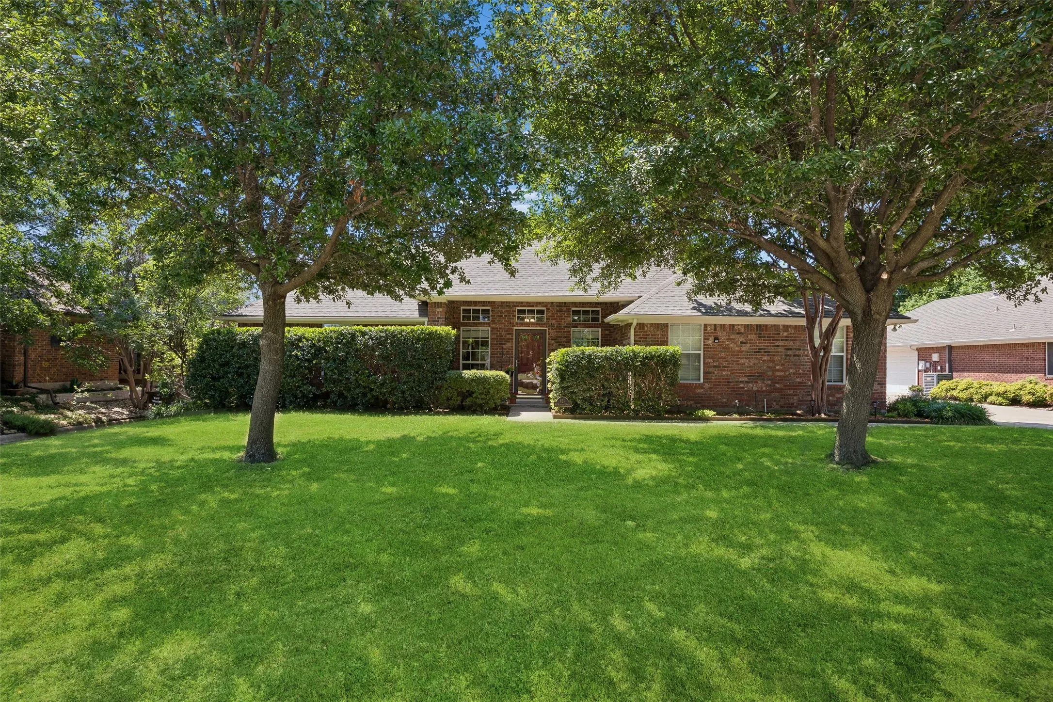 Single Family Residence For Sale in Denton County , 621 W Windsor Drive, Denton, Texas 76207, 3 Bedroom, 2 Bathroom, 2 Garage spaces, 1,660 Sqft, built in 1995, mls#21264438, Real Estate Agent in Denton, Homes For Sale in Denton county, Homes For Sale in Denton, Realtor in Denton Texas, Real Estate Brokerage Independent Realty Texas, Luminita Cordes Realtor