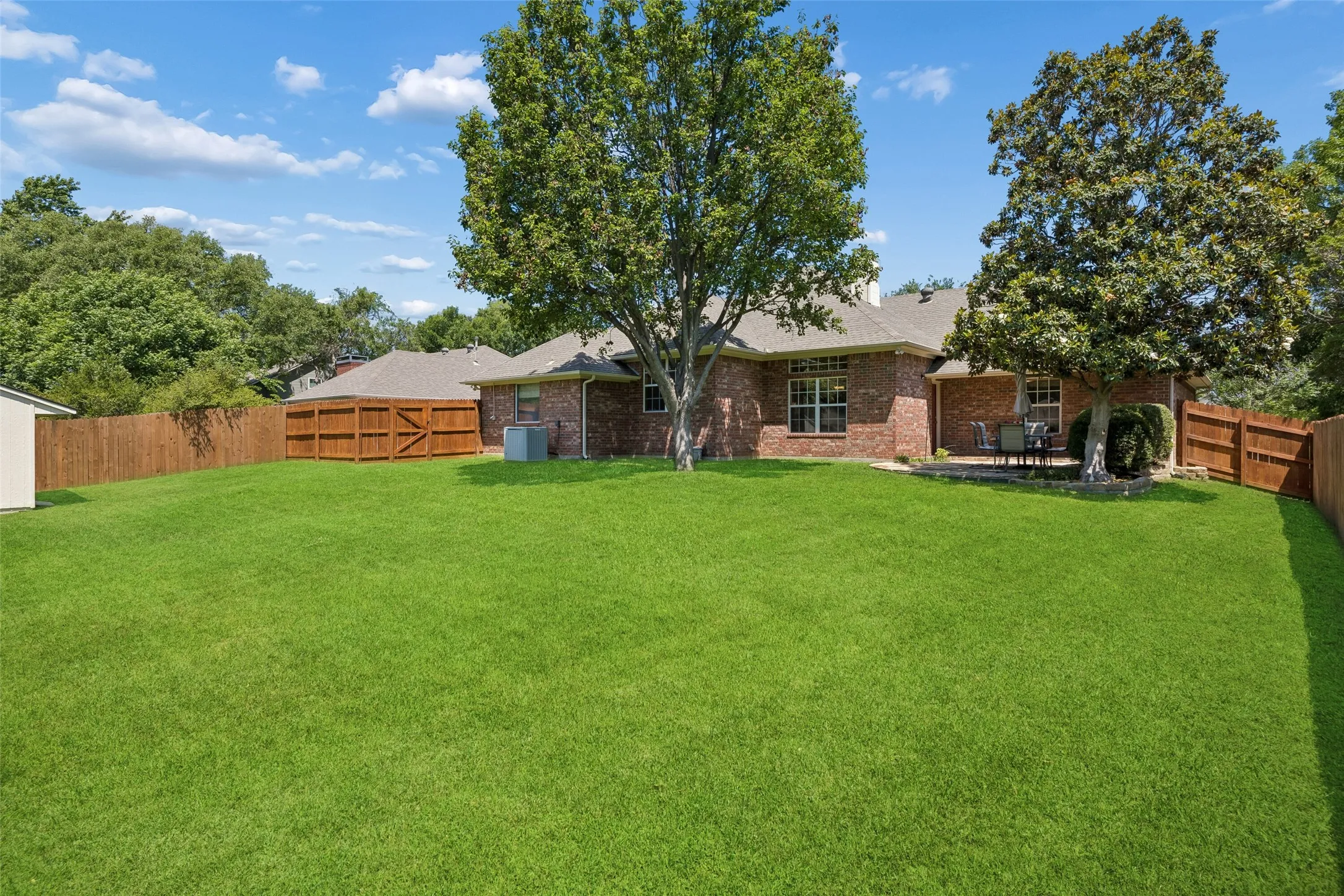 Single Family Residence For Sale in Denton County , 621 W Windsor Drive, Denton, Texas 76207, 3 Bedroom, 2 Bathroom, 2 Garage spaces, 1,660 Sqft, built in 1995, mls#21264438, Real Estate Agent in Denton, Homes For Sale in Denton county, Homes For Sale in Denton, Realtor in Denton Texas, Real Estate Brokerage Independent Realty Texas, Luminita Cordes Realtor