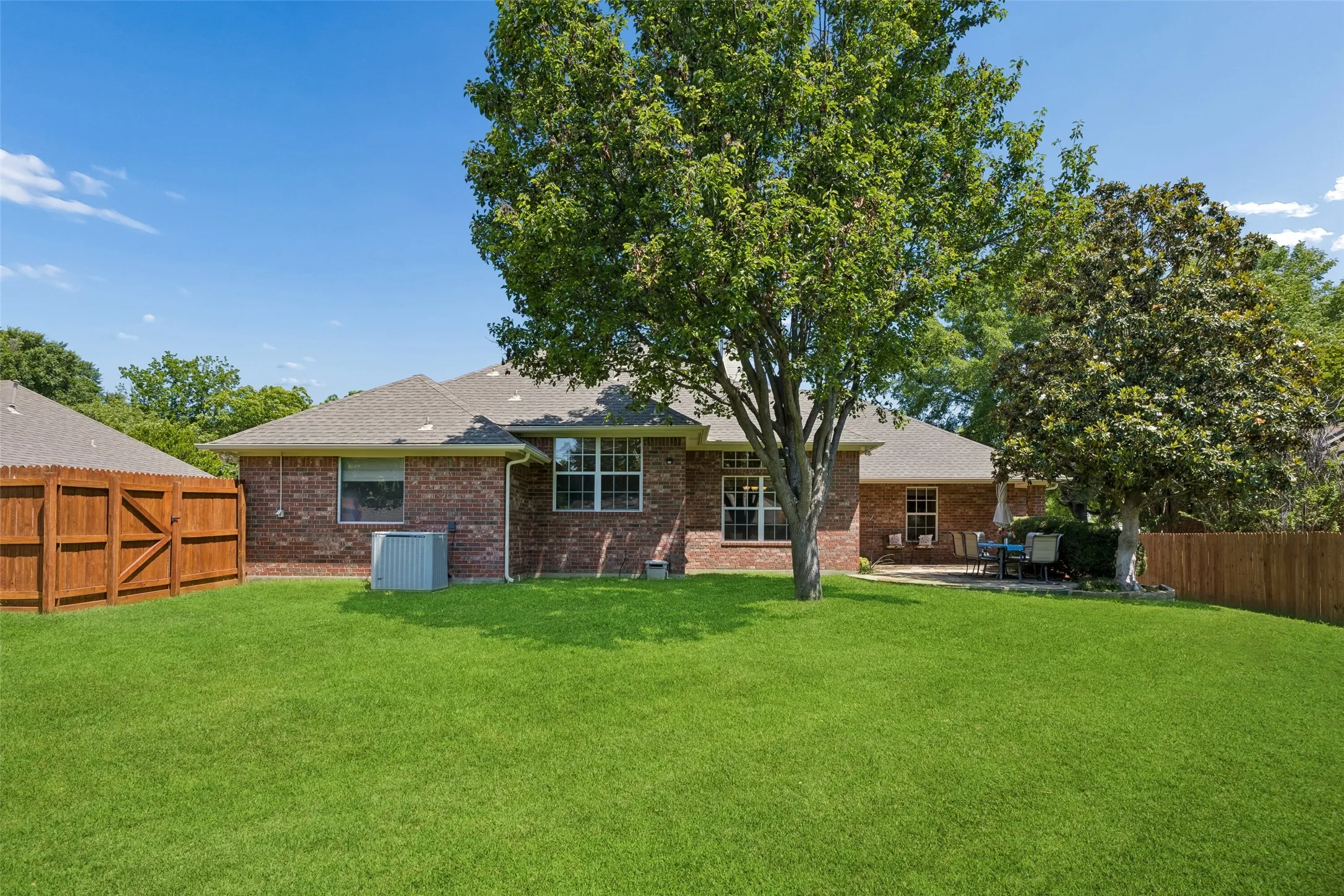 Single Family Residence For Sale in Denton County , 621 W Windsor Drive, Denton, Texas 76207, 3 Bedroom, 2 Bathroom, 2 Garage spaces, 1,660 Sqft, built in 1995, mls#21264438, Real Estate Agent in Denton, Homes For Sale in Denton county, Homes For Sale in Denton, Realtor in Denton Texas, Real Estate Brokerage Independent Realty Texas, Luminita Cordes Realtor