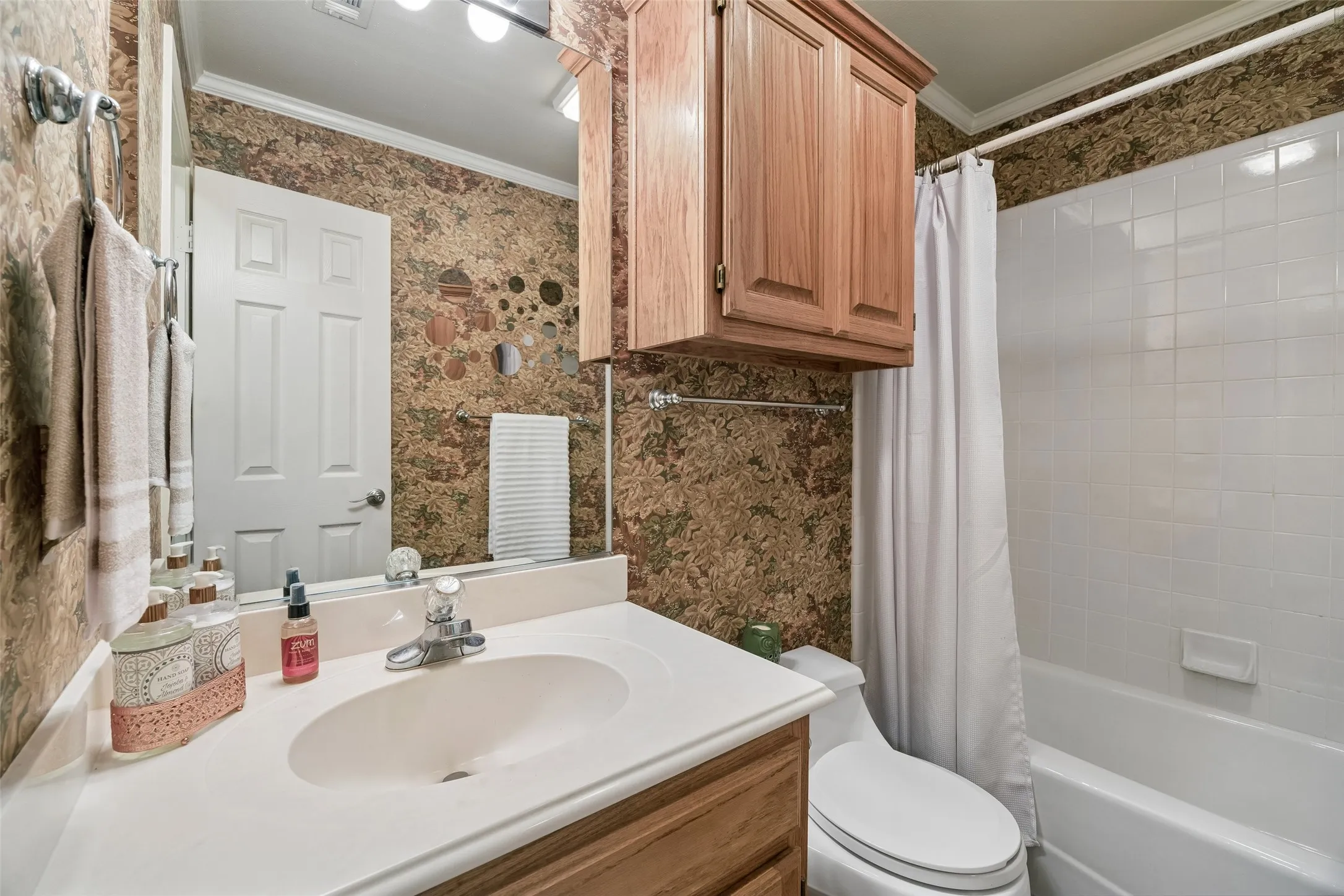 Single Family Residence For Sale in Denton County , 621 W Windsor Drive, Denton, Texas 76207, 3 Bedroom, 2 Bathroom, 2 Garage spaces, 1,660 Sqft, built in 1995, mls#21264438, Real Estate Agent in Denton, Homes For Sale in Denton county, Homes For Sale in Denton, Realtor in Denton Texas, Real Estate Brokerage Independent Realty Texas, Luminita Cordes Realtor