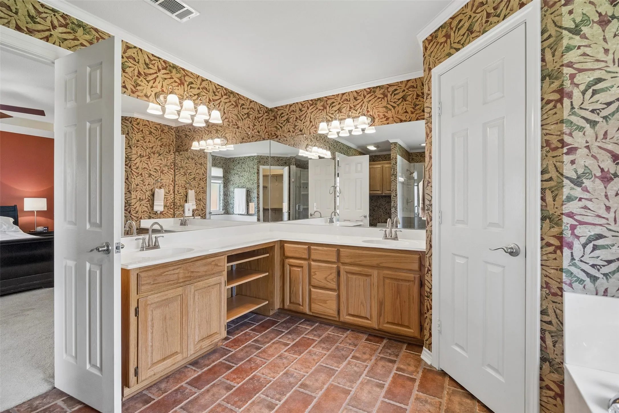 Single Family Residence For Sale in Denton County , 621 W Windsor Drive, Denton, Texas 76207, 3 Bedroom, 2 Bathroom, 2 Garage spaces, 1,660 Sqft, built in 1995, mls#21264438, Real Estate Agent in Denton, Homes For Sale in Denton county, Homes For Sale in Denton, Realtor in Denton Texas, Real Estate Brokerage Independent Realty Texas, Luminita Cordes Realtor