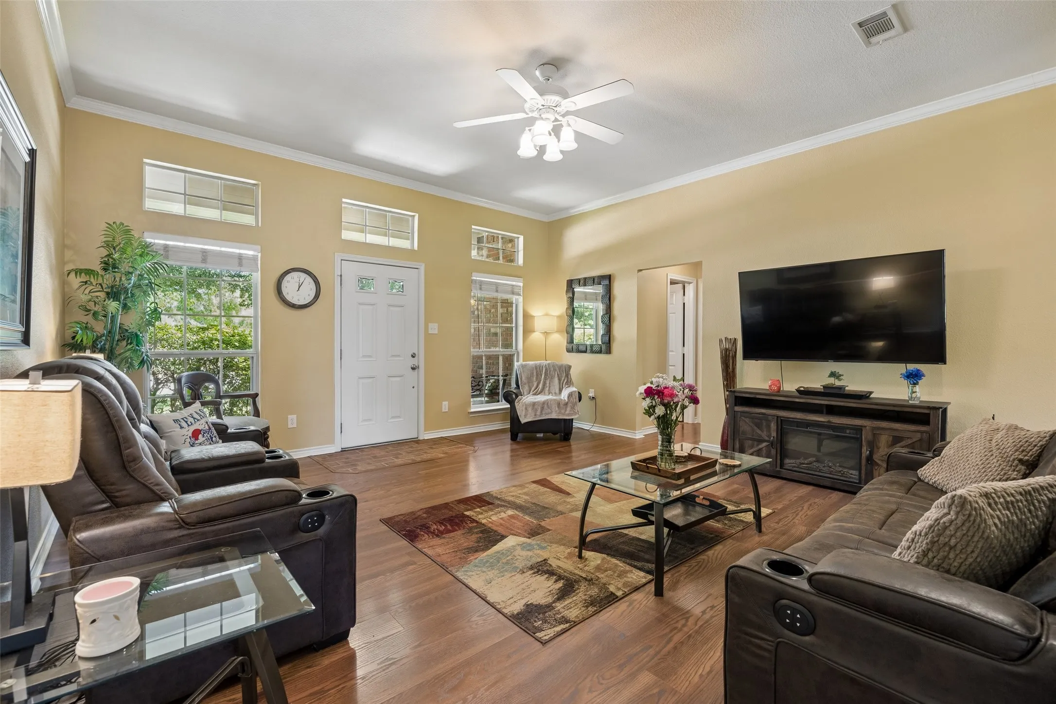 Single Family Residence For Sale in Denton County , 621 W Windsor Drive, Denton, Texas 76207, 3 Bedroom, 2 Bathroom, 2 Garage spaces, 1,660 Sqft, built in 1995, mls#21264438, Real Estate Agent in Denton, Homes For Sale in Denton county, Homes For Sale in Denton, Realtor in Denton Texas, Real Estate Brokerage Independent Realty Texas, Luminita Cordes Realtor