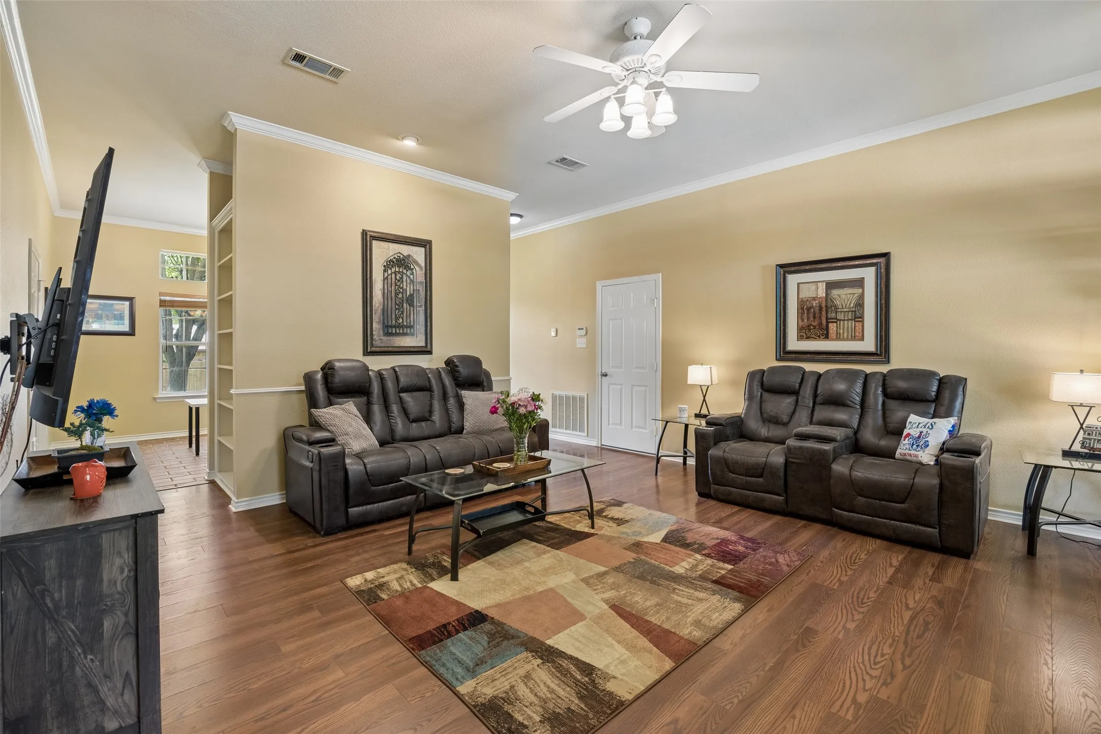 Single Family Residence For Sale in Denton County , 621 W Windsor Drive, Denton, Texas 76207, 3 Bedroom, 2 Bathroom, 2 Garage spaces, 1,660 Sqft, built in 1995, mls#21264438, Real Estate Agent in Denton, Homes For Sale in Denton county, Homes For Sale in Denton, Realtor in Denton Texas, Real Estate Brokerage Independent Realty Texas, Luminita Cordes Realtor