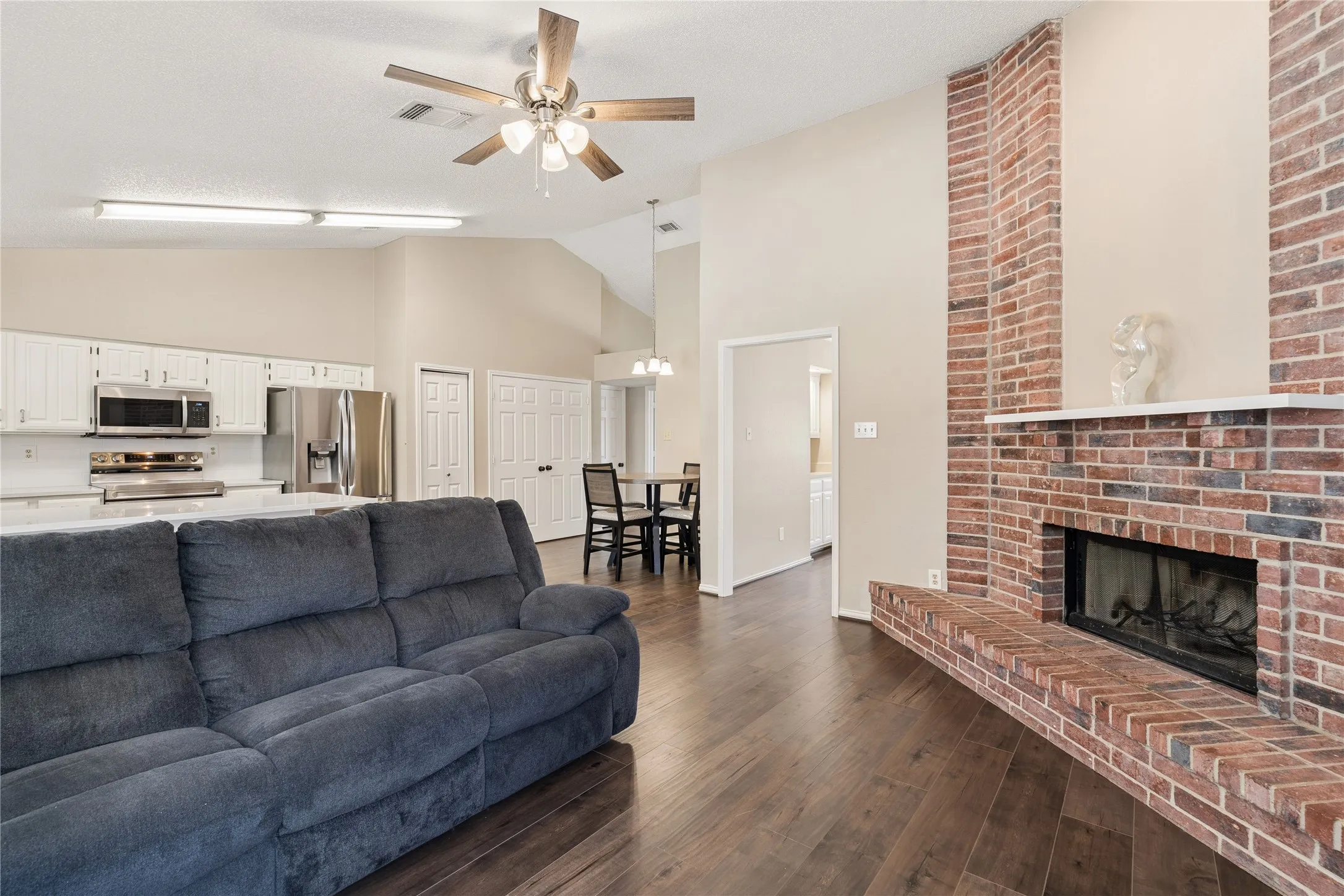 Single Family Residence For Sale in Collin County , 4405 Durango Lane, Mc Kinney, Texas 75070, 3 Bedroom, 2 Bathroom, 2 Garage spaces, 1,862 Sqft, built in 1988, Price $455,000, mls#21264431, Real Estate Agent in Mc Kinney, Homes For Sale in Collin county, Homes For Sale in Mc Kinney, Realtor in Mc Kinney Texas, Real Estate Brokerage Independent Realty Texas, Luminita Cordes Realtor