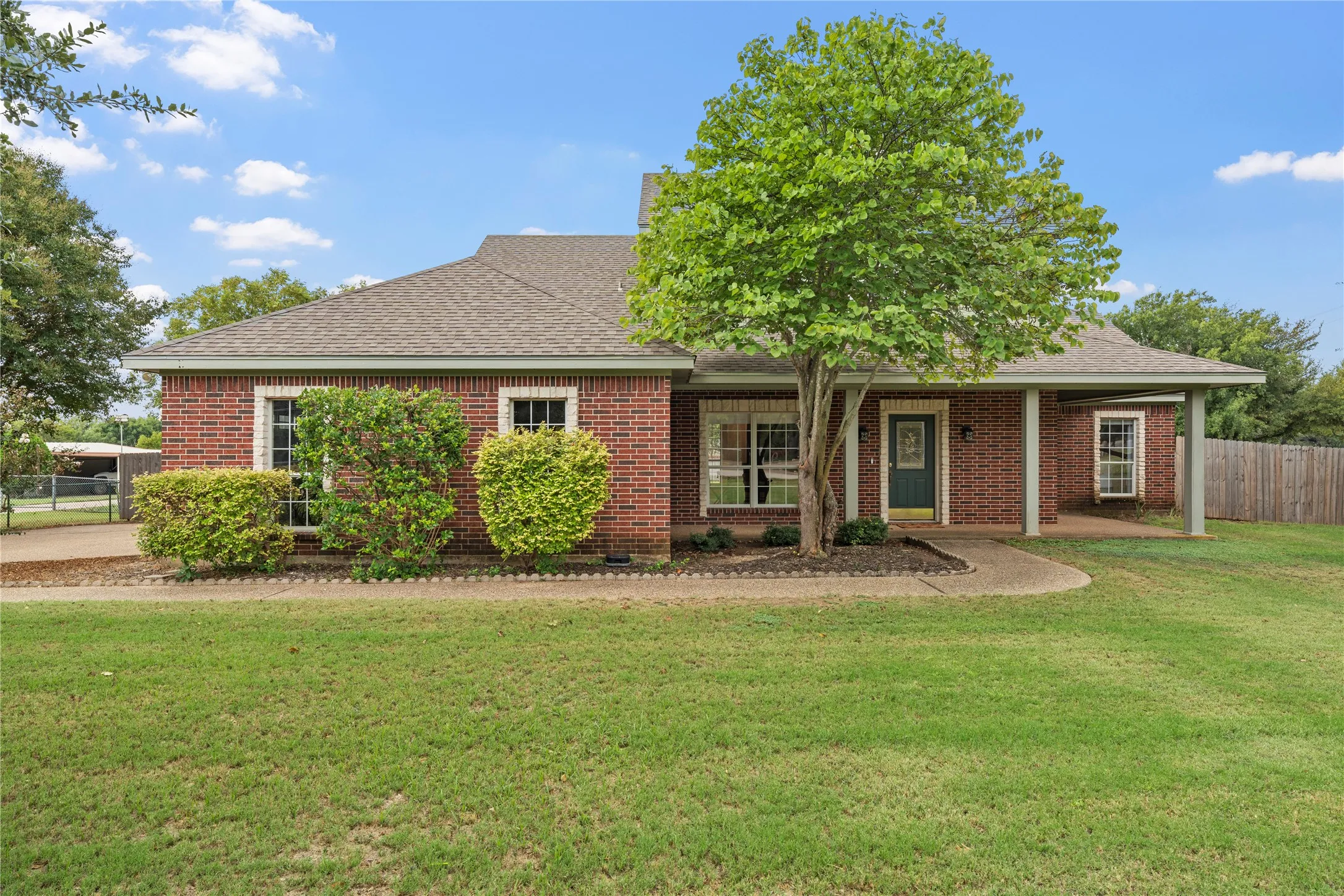 Single Family Residence For Sale in Mc Lennan County , 1694 Mclennan Crossing Road, Woodway, Texas 76712, 4 Bedroom, 3 Bathroom, 2 Garage spaces, 2,529 Sqft, built in 2001, mls#21264397, Real Estate Agent in Woodway, Homes For Sale in Mc Lennan county, Homes For Sale in Woodway, Realtor in Woodway Texas, Real Estate Brokerage Independent Realty Texas, Luminita Cordes Realtor