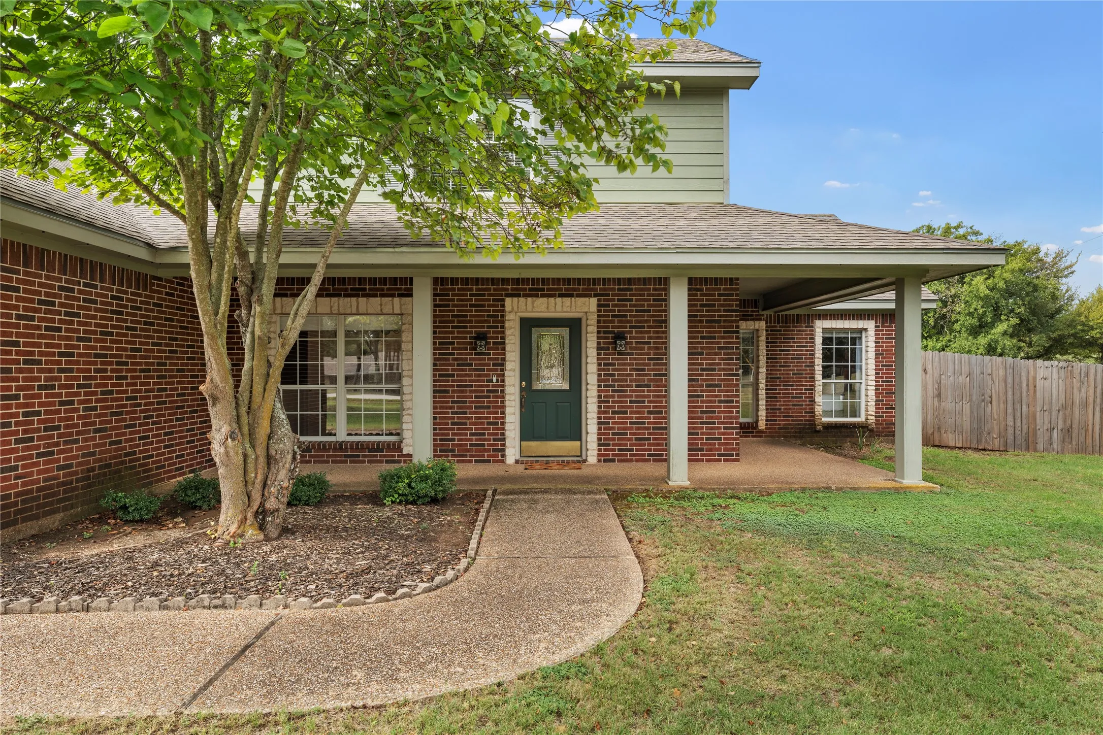 Single Family Residence For Sale in Mc Lennan County , 1694 Mclennan Crossing Road, Woodway, Texas 76712, 4 Bedroom, 3 Bathroom, 2 Garage spaces, 2,529 Sqft, built in 2001, mls#21264397, Real Estate Agent in Woodway, Homes For Sale in Mc Lennan county, Homes For Sale in Woodway, Realtor in Woodway Texas, Real Estate Brokerage Independent Realty Texas, Luminita Cordes Realtor