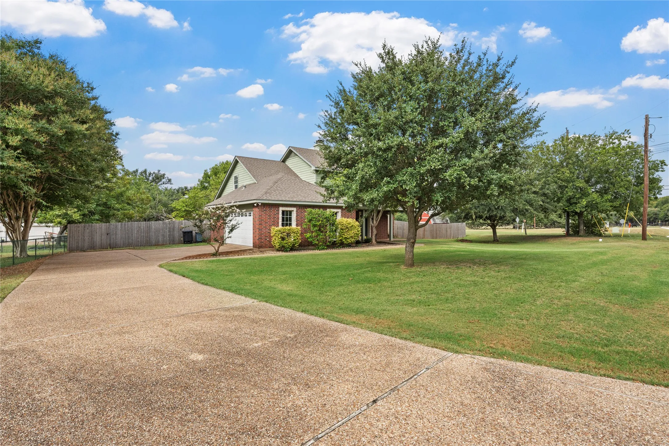 Single Family Residence For Sale in Mc Lennan County , 1694 Mclennan Crossing Road, Woodway, Texas 76712, 4 Bedroom, 3 Bathroom, 2 Garage spaces, 2,529 Sqft, built in 2001, mls#21264397, Real Estate Agent in Woodway, Homes For Sale in Mc Lennan county, Homes For Sale in Woodway, Realtor in Woodway Texas, Real Estate Brokerage Independent Realty Texas, Luminita Cordes Realtor