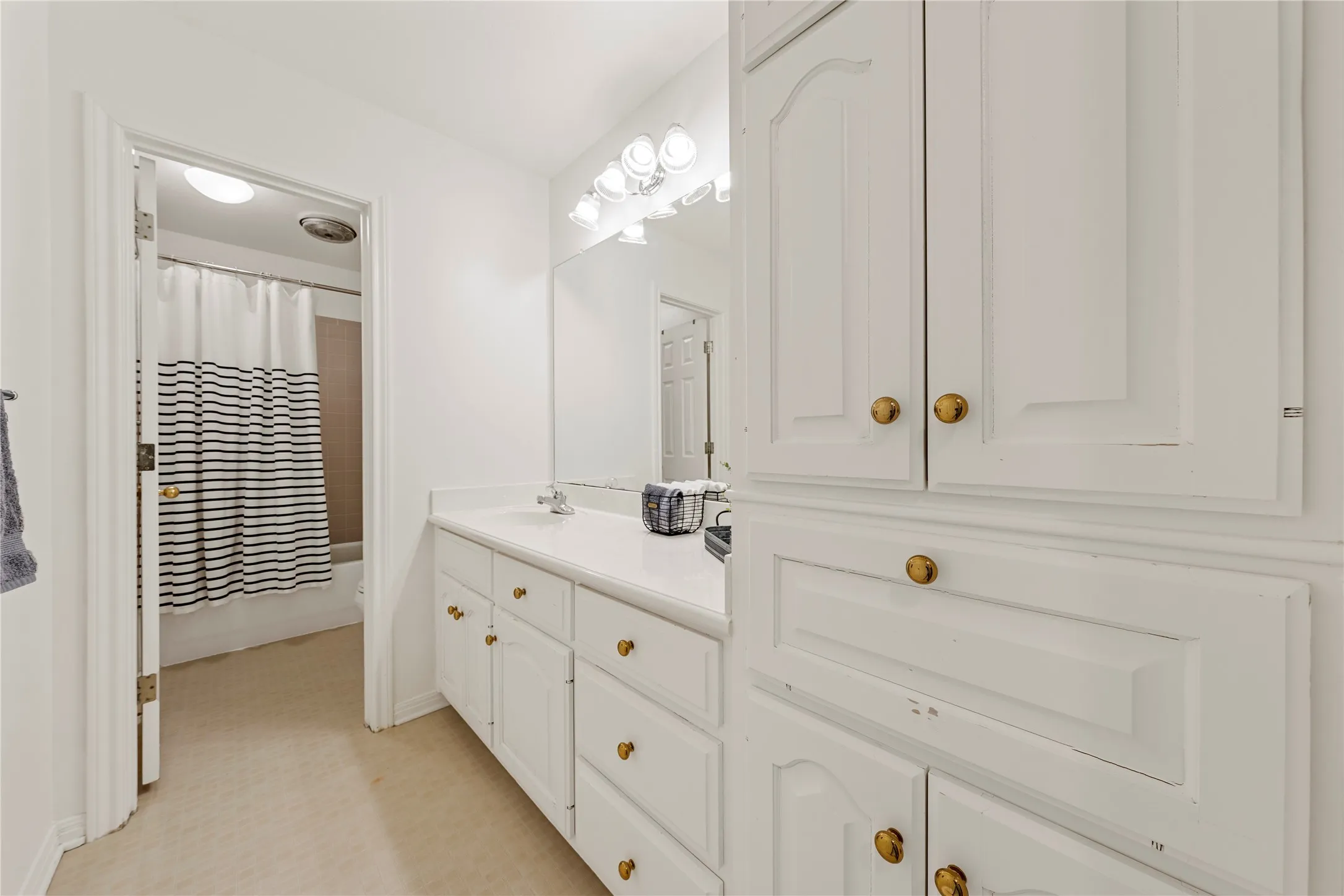 Single Family Residence For Sale in Mc Lennan County , 1694 Mclennan Crossing Road, Woodway, Texas 76712, 4 Bedroom, 3 Bathroom, 2 Garage spaces, 2,529 Sqft, built in 2001, mls#21264397, Real Estate Agent in Woodway, Homes For Sale in Mc Lennan county, Homes For Sale in Woodway, Realtor in Woodway Texas, Real Estate Brokerage Independent Realty Texas, Luminita Cordes Realtor