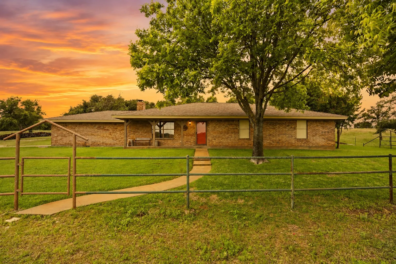 Single Family Residence For Sale in Erath County , 1973 County Road 513, Stephenville, Texas 76401, 4 Bedroom, 2 Bathroom, 3 Garage spaces, 1,939 Sqft, built in 1977, mls#21264281, Real Estate Agent in Stephenville, Homes For Sale in Erath county, Homes For Sale in Stephenville, Realtor in Stephenville Texas, Real Estate Brokerage Independent Realty Texas, Luminita Cordes Realtor