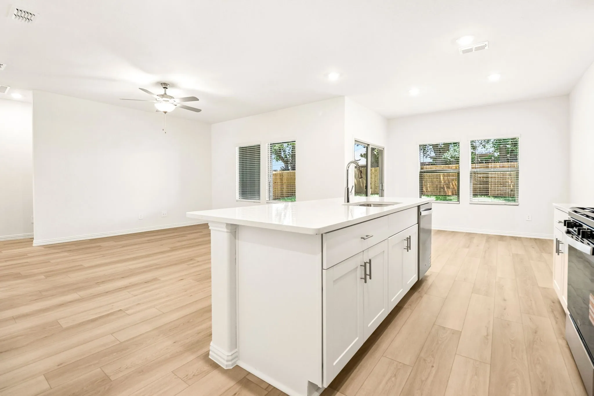  Photo is not of the actual home, but is an inspirational photo of builder’s model home and may depict options, furnishings, and/or decorator features that are not included.
