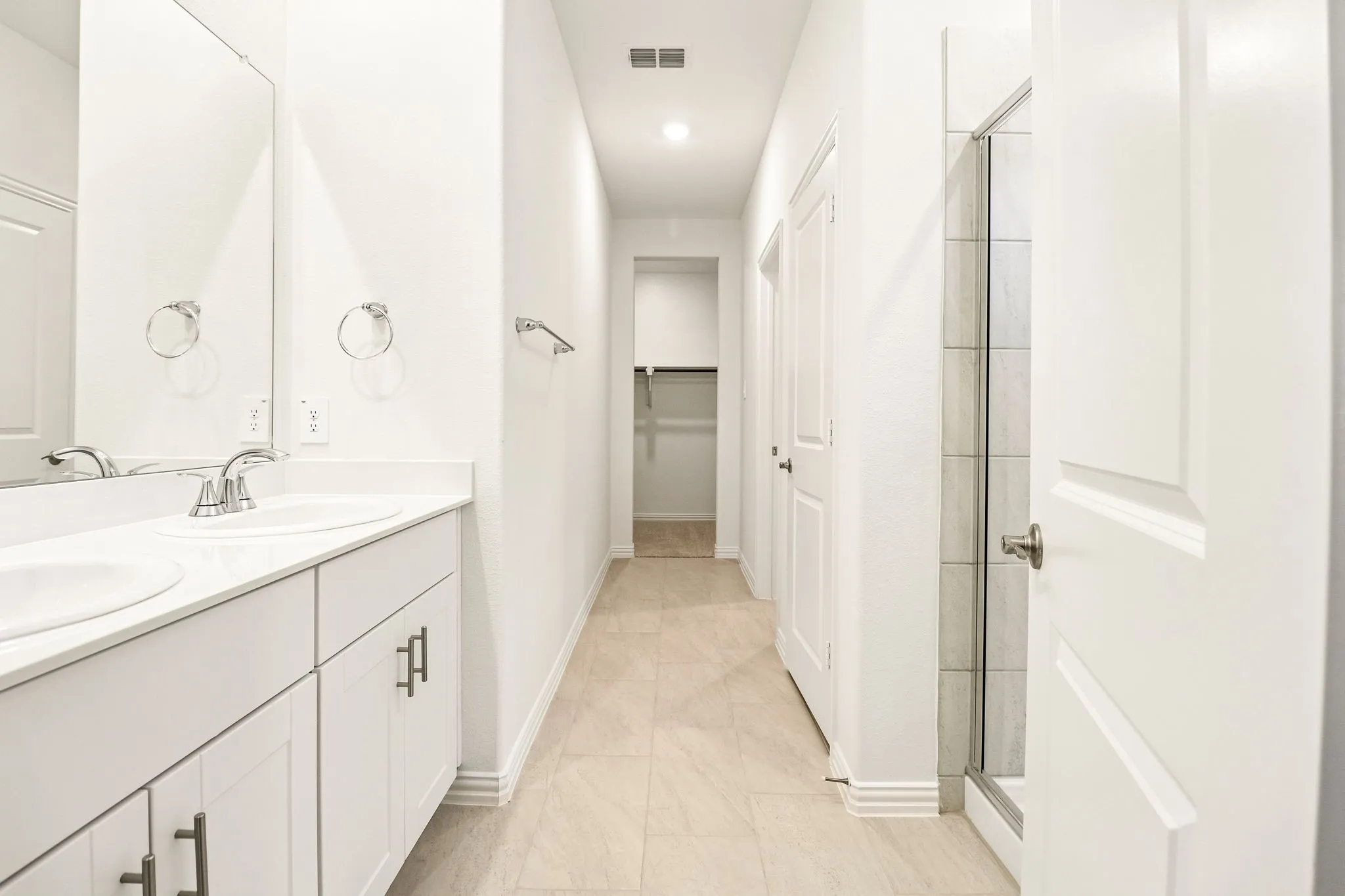  Photo is not of the actual home, but is an inspirational photo of builder’s model home and may depict options, furnishings, and/or decorator features that are not included.
